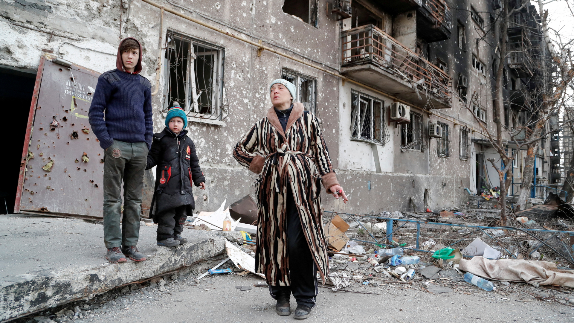 Bewohner in einem zerstörten Wohnhaus in Mariupol. | REUTERS