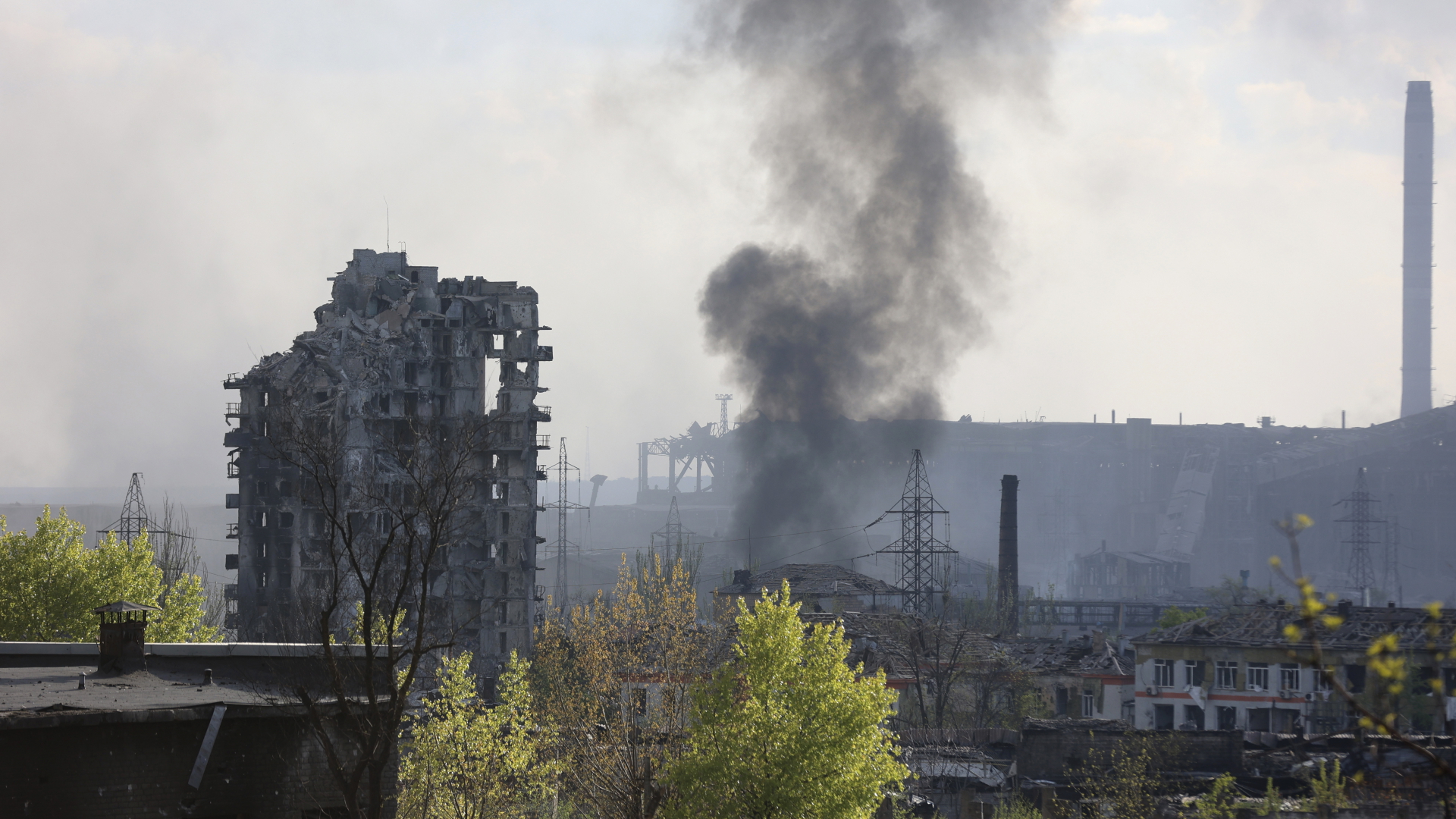 Rauch steigt aus dem Metallurgischen Kombinat Asowstal in Mariupol auf.
