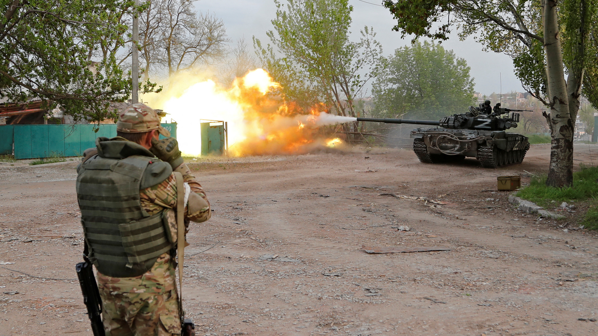 Ein Panzer pro-russischer Truppen feuert in Mariupol. | REUTERS