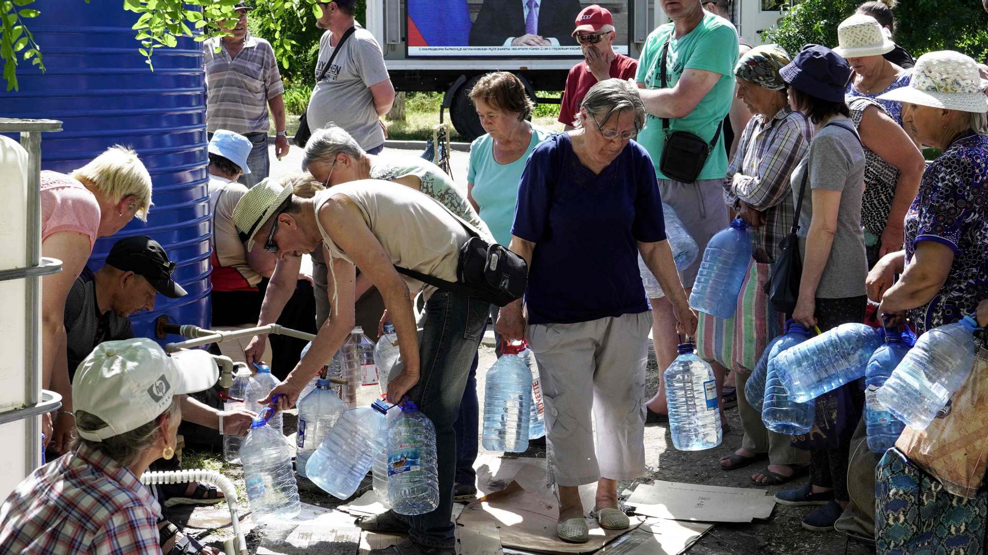 Bewohner von Mariupol an einer Trinkwasser-Ausgabe. | AFP