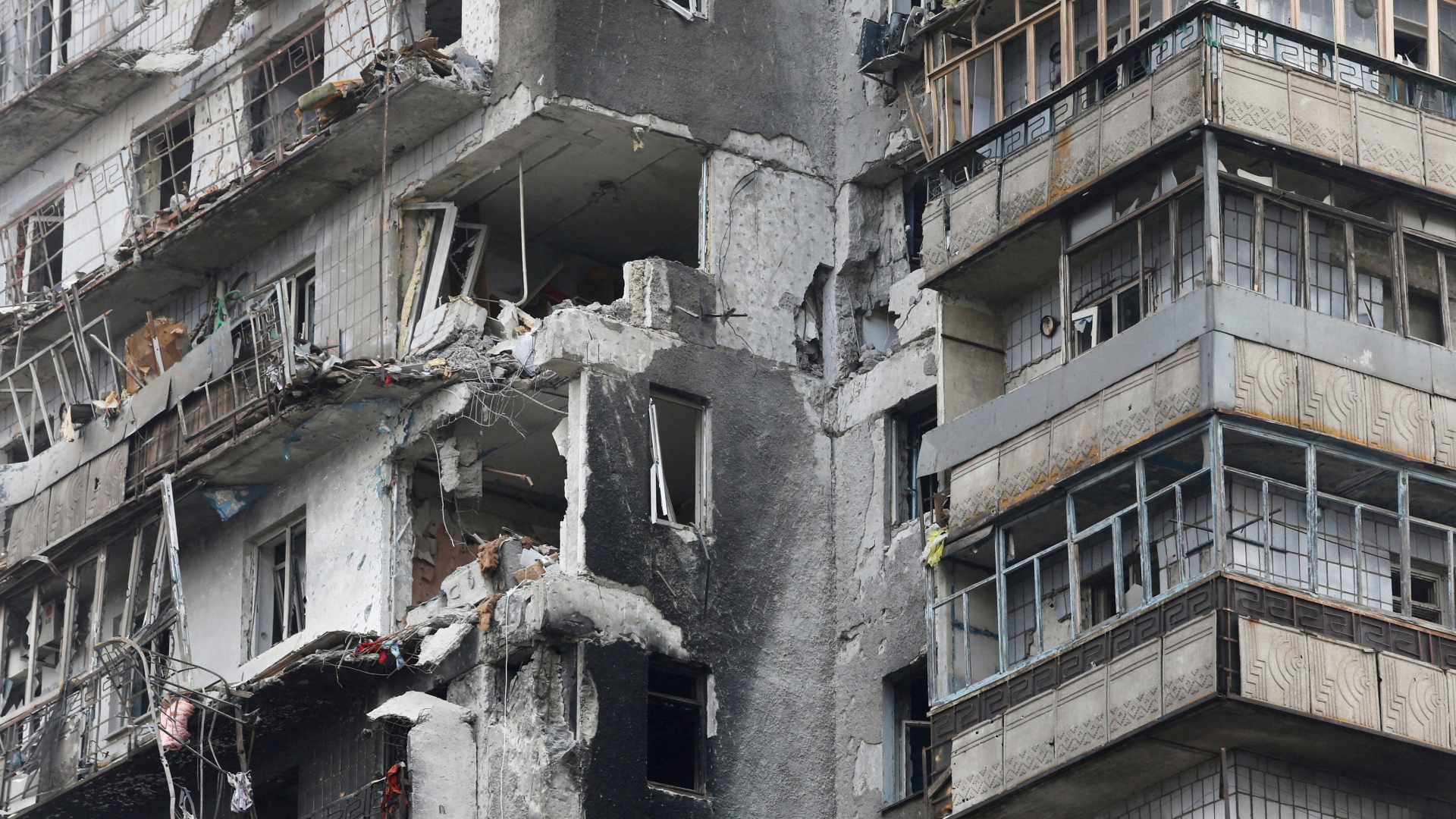 Zerstörtes Hochhaus in Mariupol | REUTERS