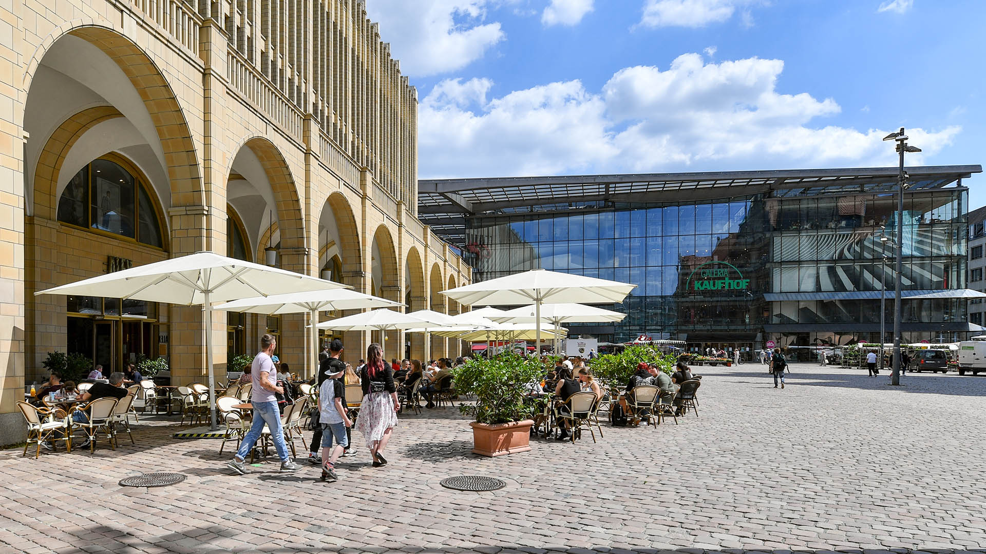 Das von Helmut Jahn entworfene gläserne Kaufhaus am Markt in Chemnitz. | picture alliance/dpa/dpa-Zentral