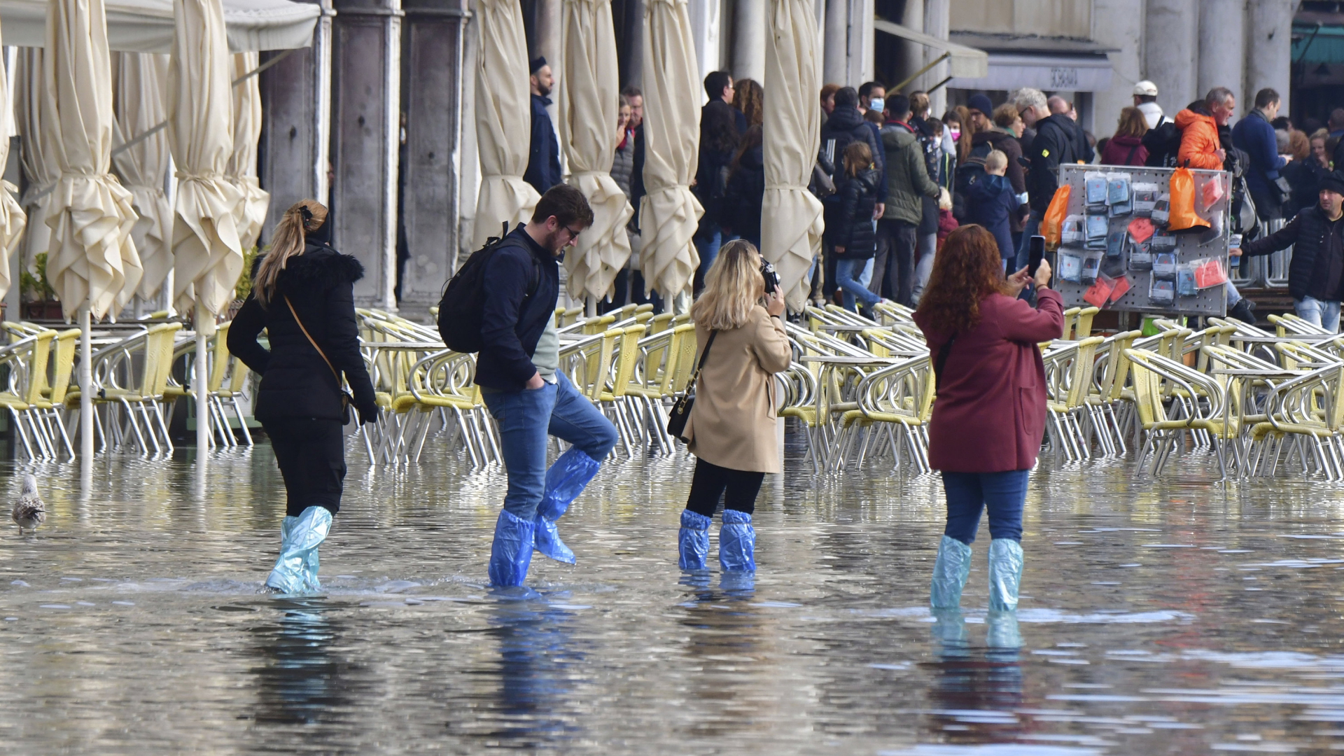 Menschen in Gummistiefeln bei Hochwasser auf dem Markusplatz in Venedig (Aufnahme vom 02.11.2021) | null