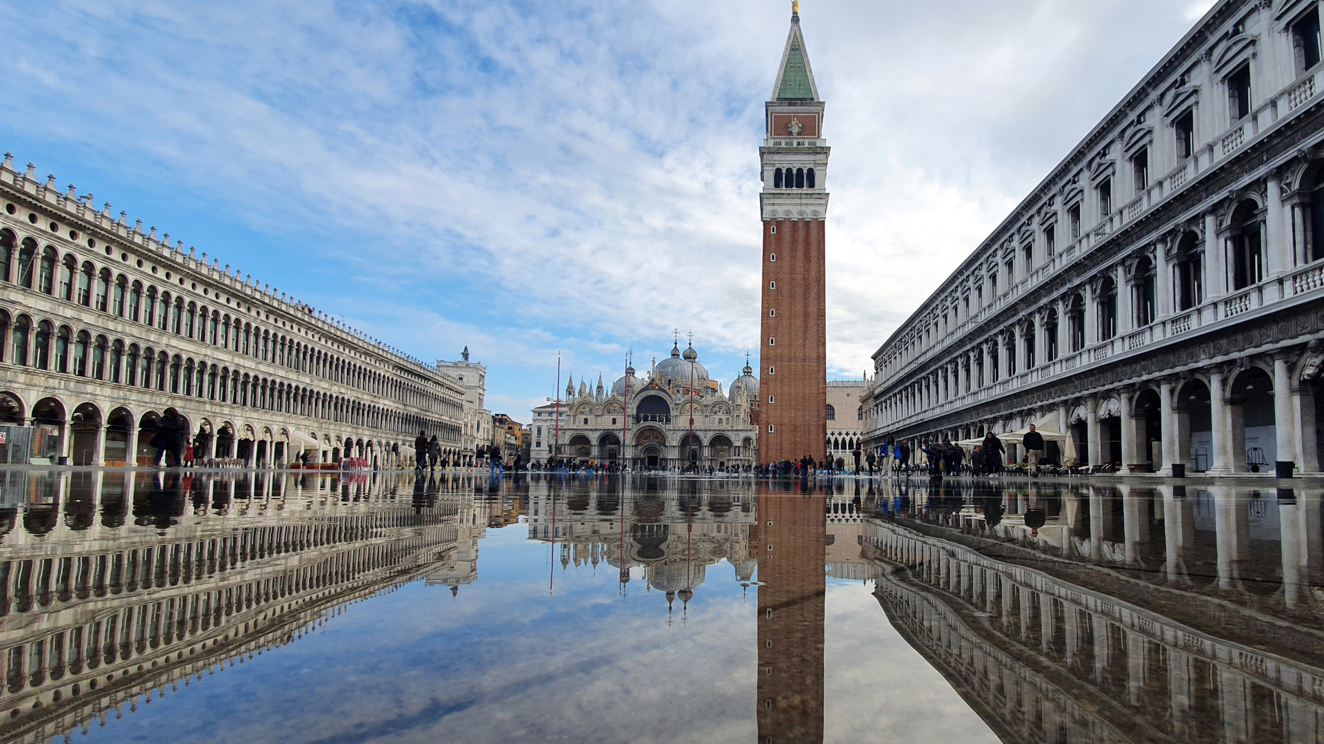 Vom Hochwasser überschwemmter Markusplatz in Venedig | AP