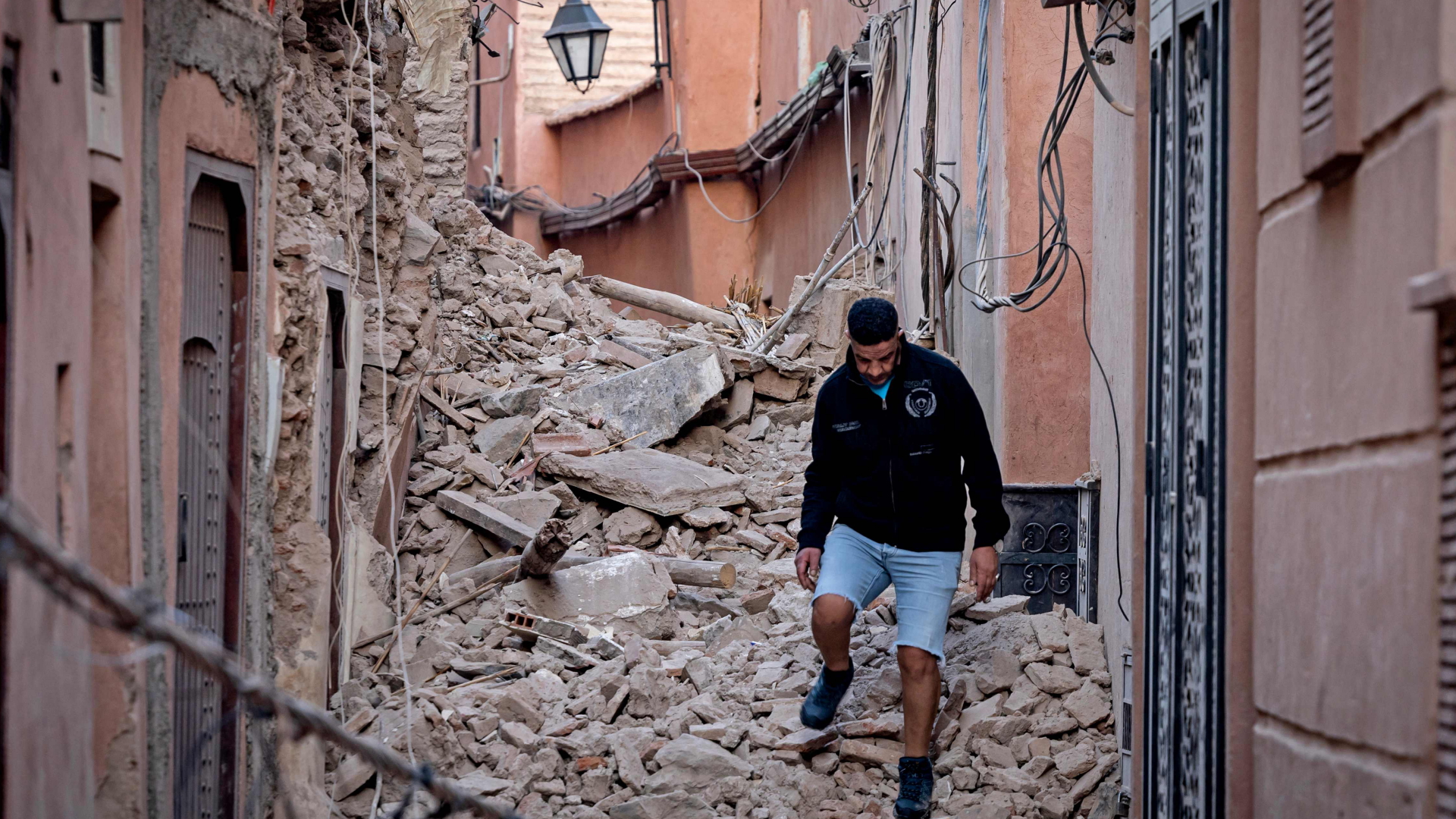 Ein Mann neben zerstörten Gebäuden in Marrakesch 