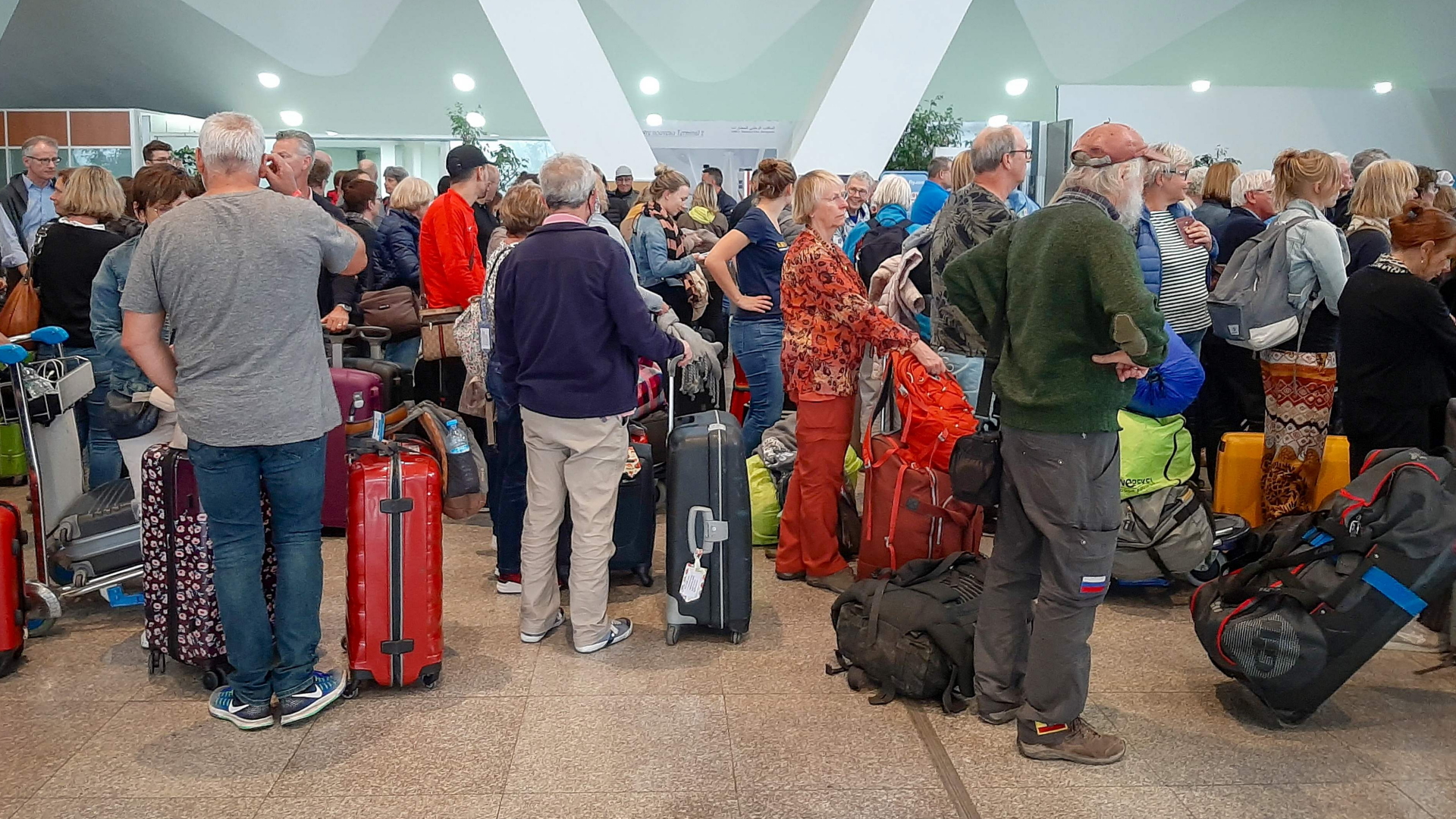 Fluggäste mit Koffern warten am Flughafen Marrakesch auf ihren Flug (Bild vom 15.03.2020). | AFP