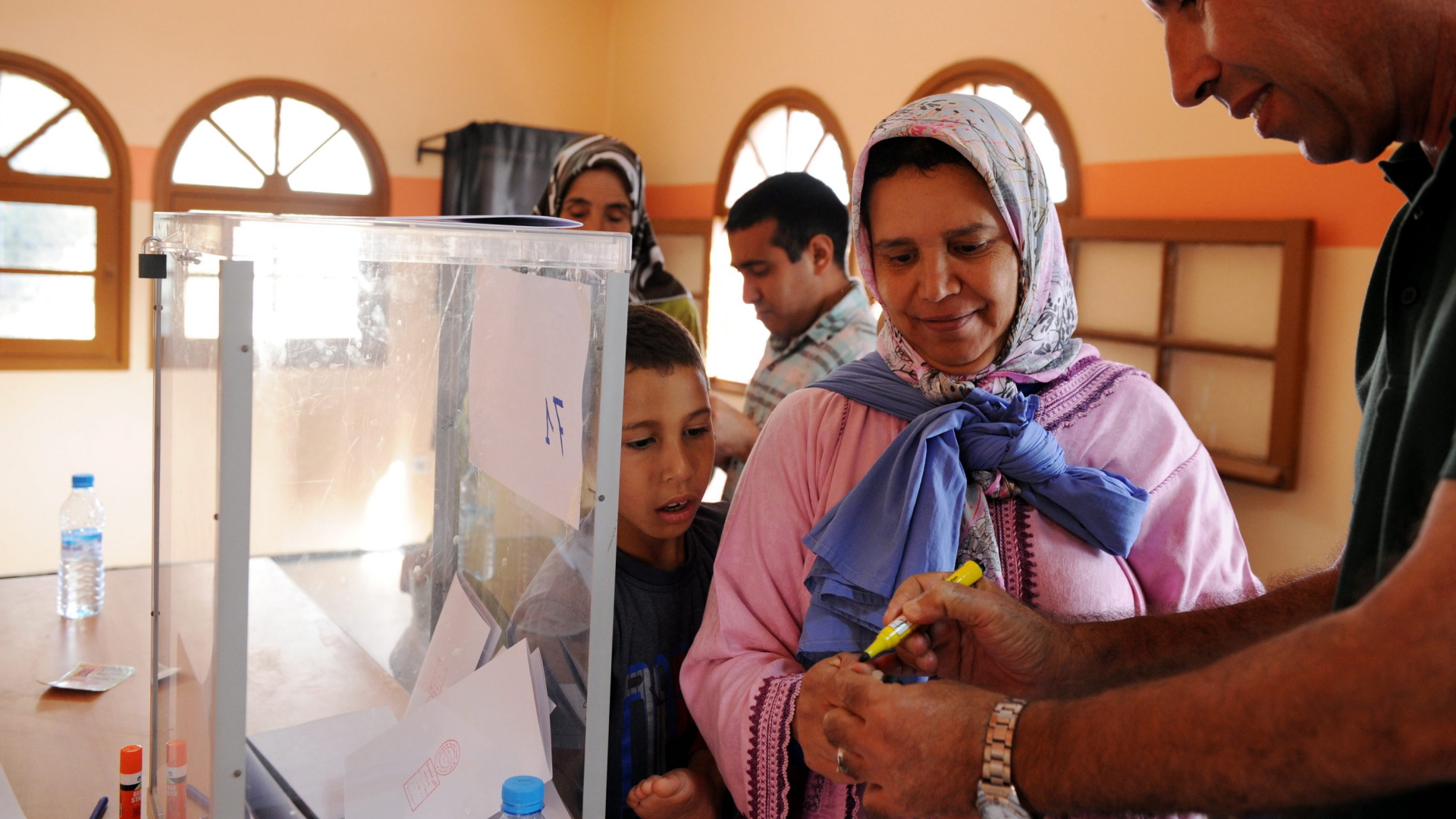 Menschen stehen an einer Wahlurne in Marokko  | dpa