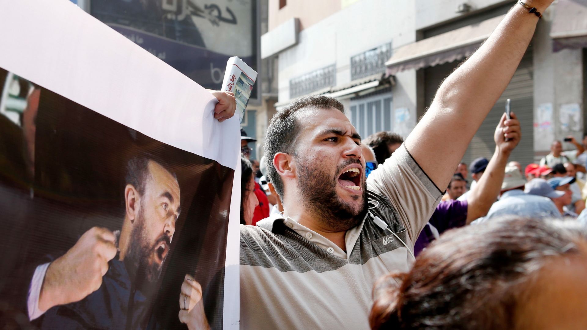 Ein Demonstrant hält ein Plakat des inhaftierten Nasser Zefzafi hoch. | dpa