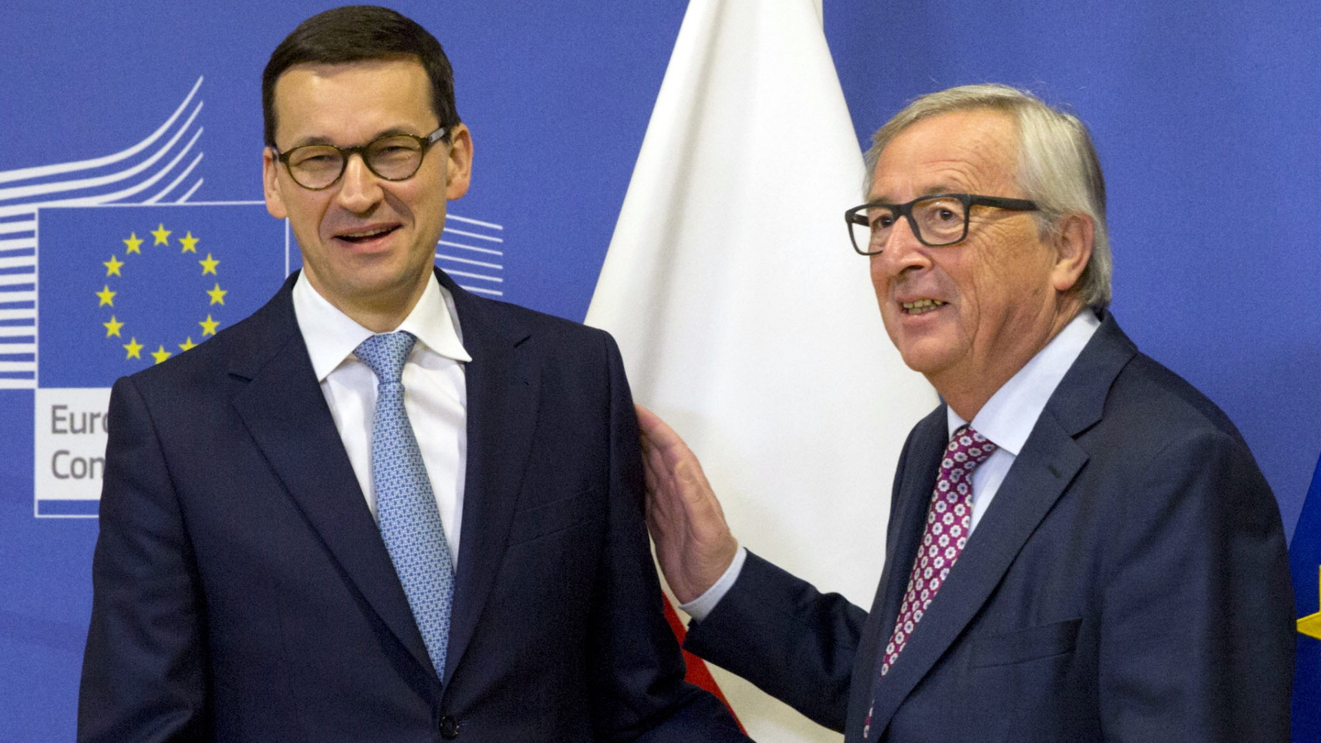 Polens Ministerpräsident Mateusz Morawiecki mit EU-Kommissionschef Jean-Claude Juncker | AP
