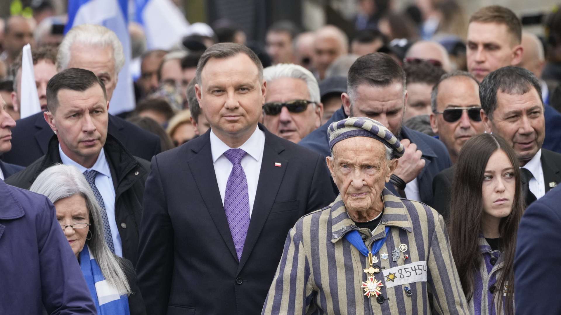 Polens Präsident Duda mit Teilnehmern des "Marsches der Lebenden" | dpa