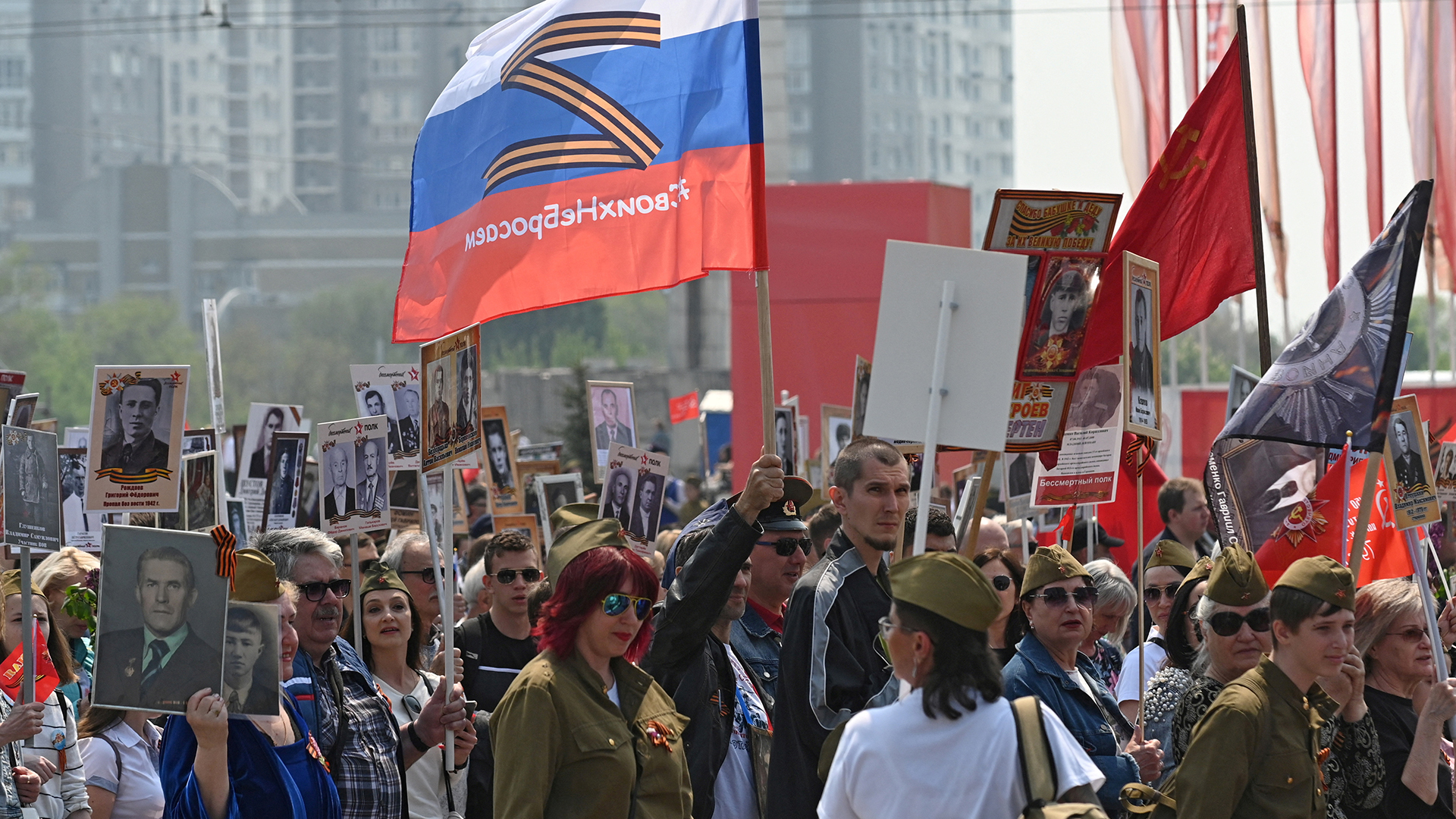 Menschen tragen Flaggen während des Marsches des Unsterblichen Regiments am Tag des Sieges 2022 in Rostow am Don.