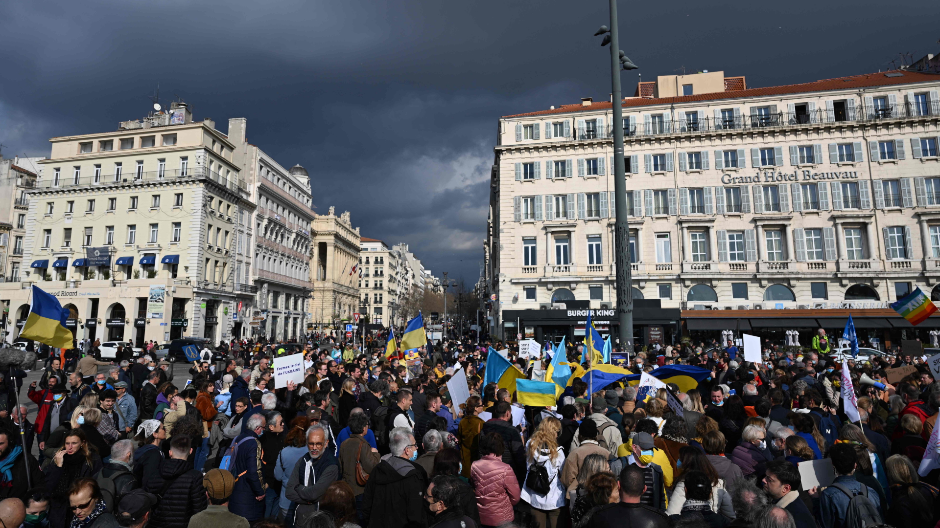 Menschen in Marseille protestieren gegen die russische Invasion in der Ukraine. | AFP