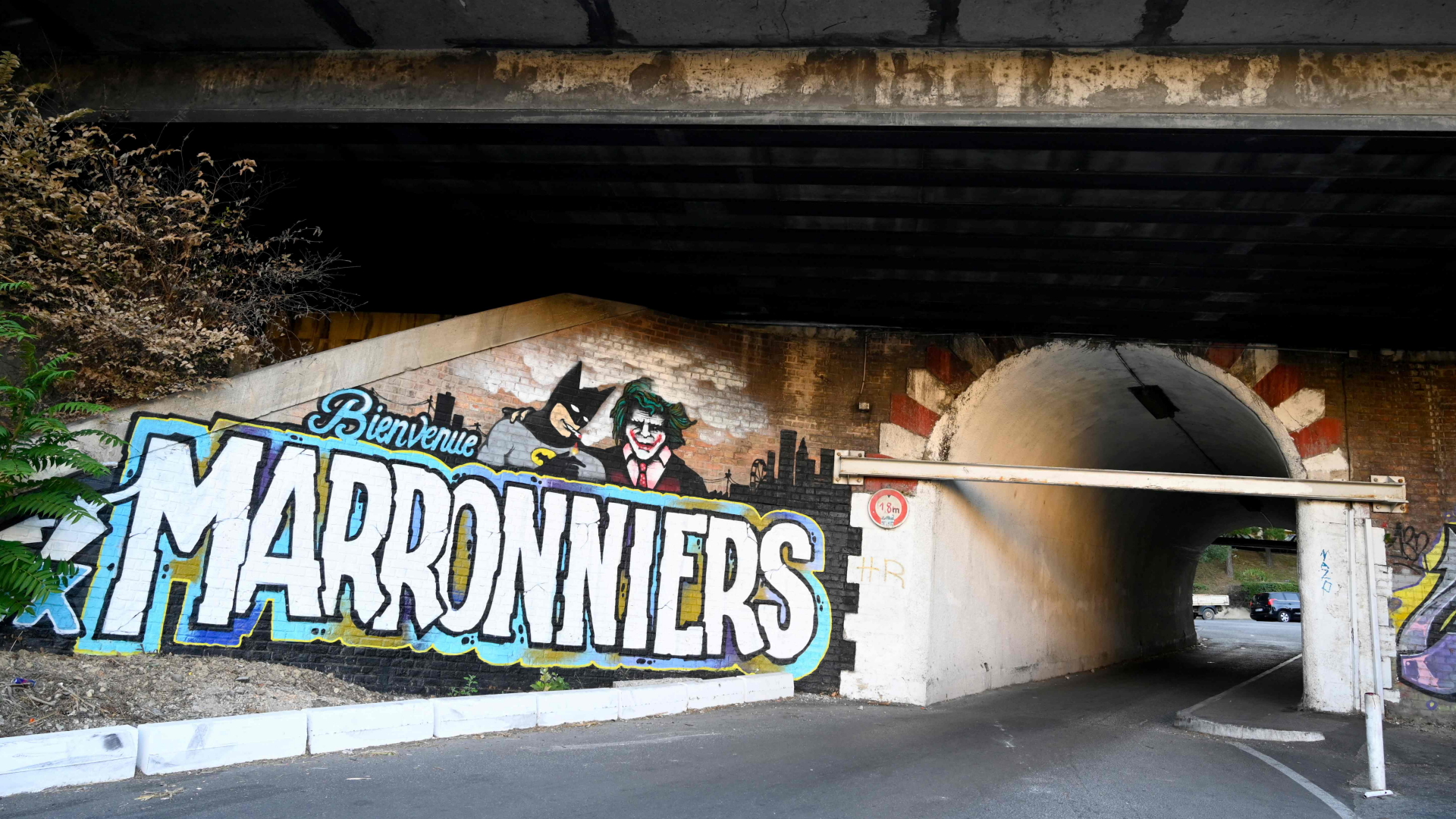 Einfahrt in das Marseiller Viertel "Les Maronniers" mit einem "Batman"-Graffitti | AFP