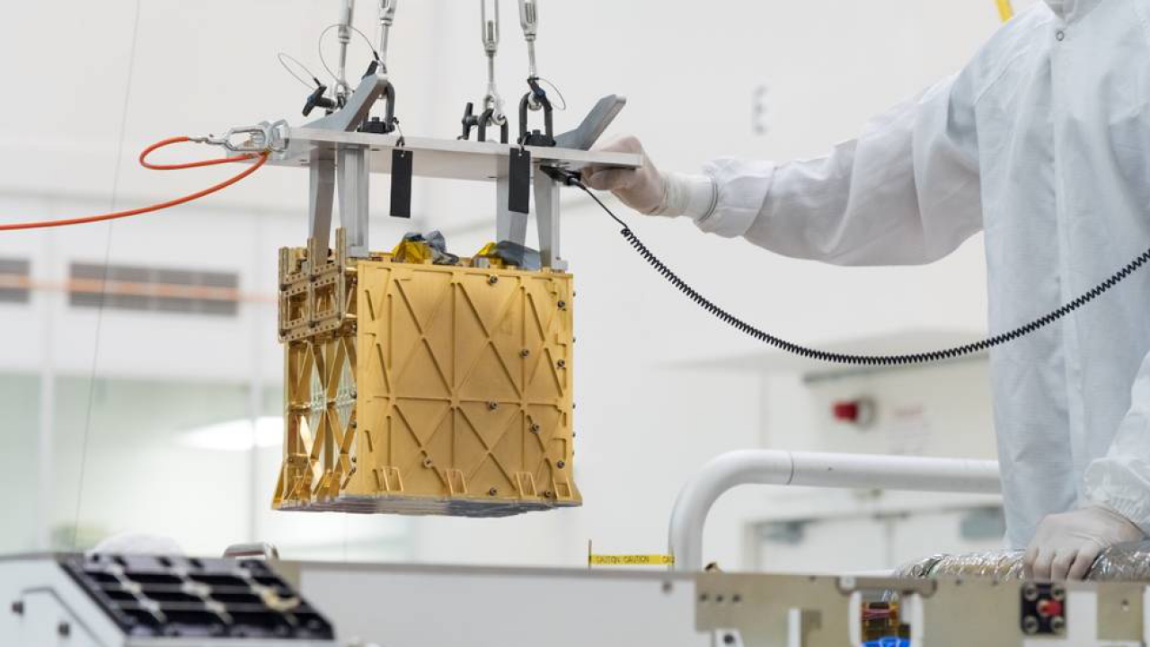 Techniker in einem NASA-Labor bringen ein wissenschaftliches Gerät zur Sauerstoffumwandlung an den Mars-Rover an | dpa