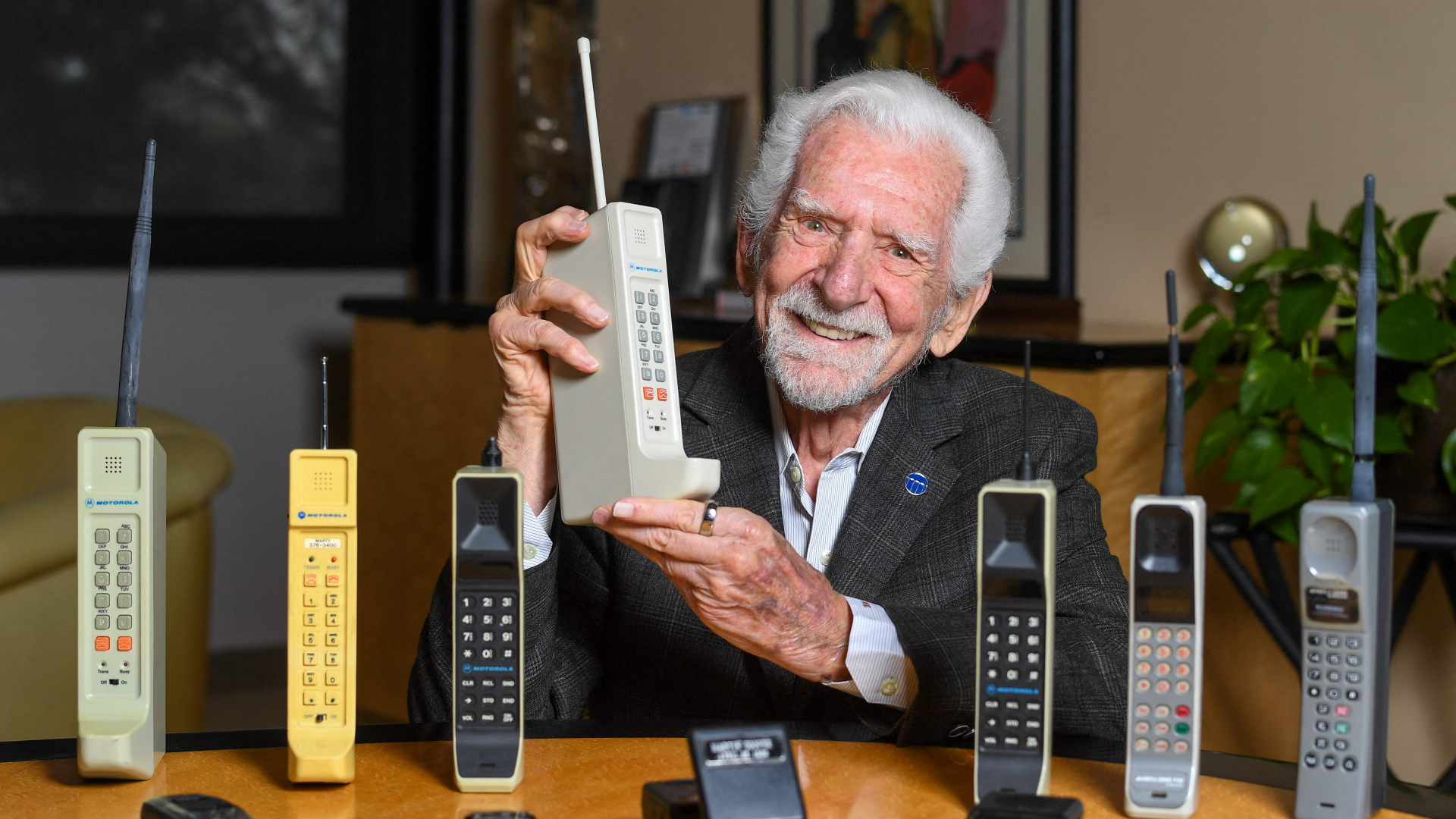 Ingenieur Martin Cooper hält eine zeitgenössische Kopie des Original-Handys, mit dem er am 3. April 1973 den ersten Handyanruf getätigt hat.