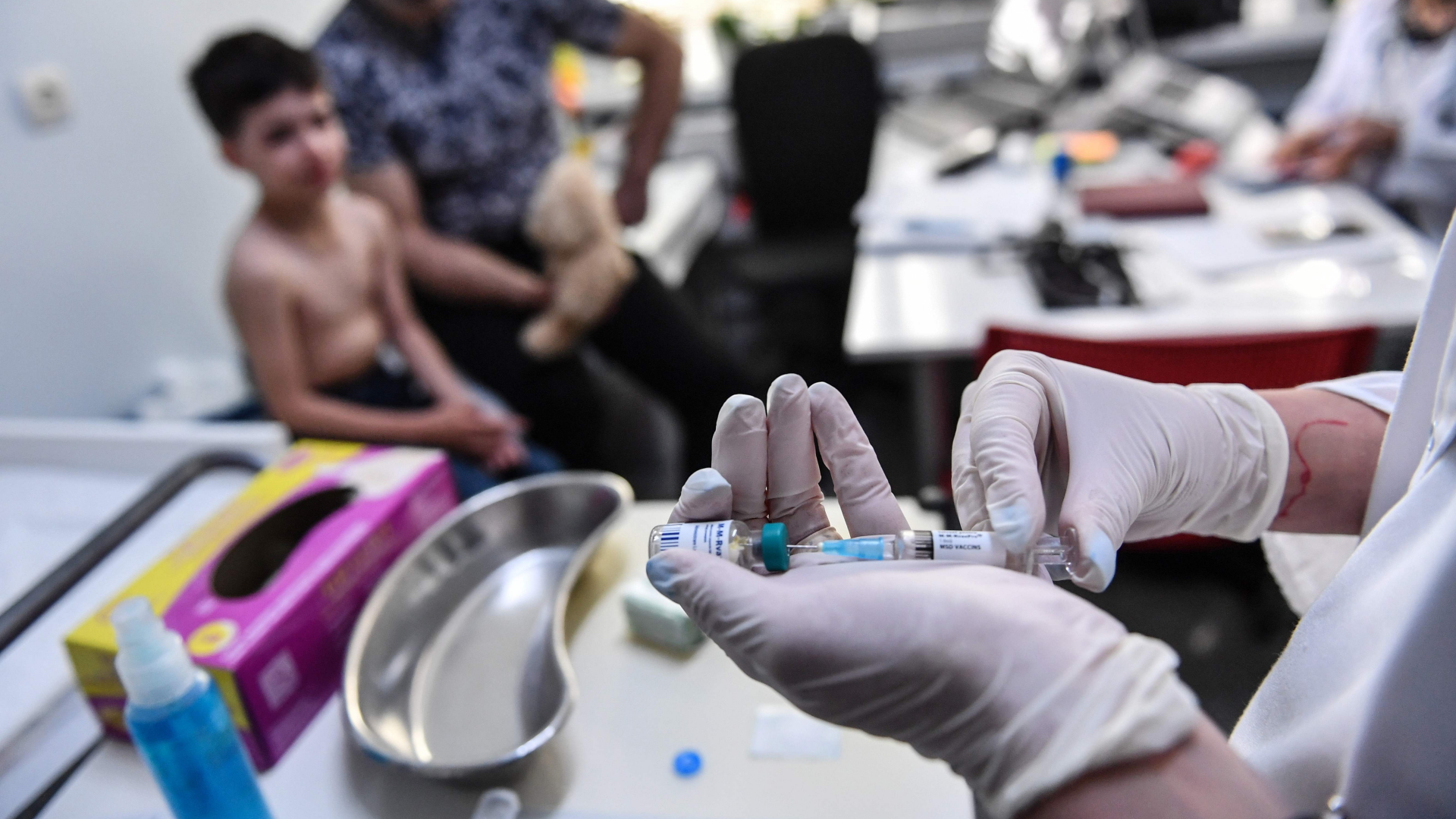 Ein Arzt verpasst einem Kind eine Masern-Impfung | AFP
