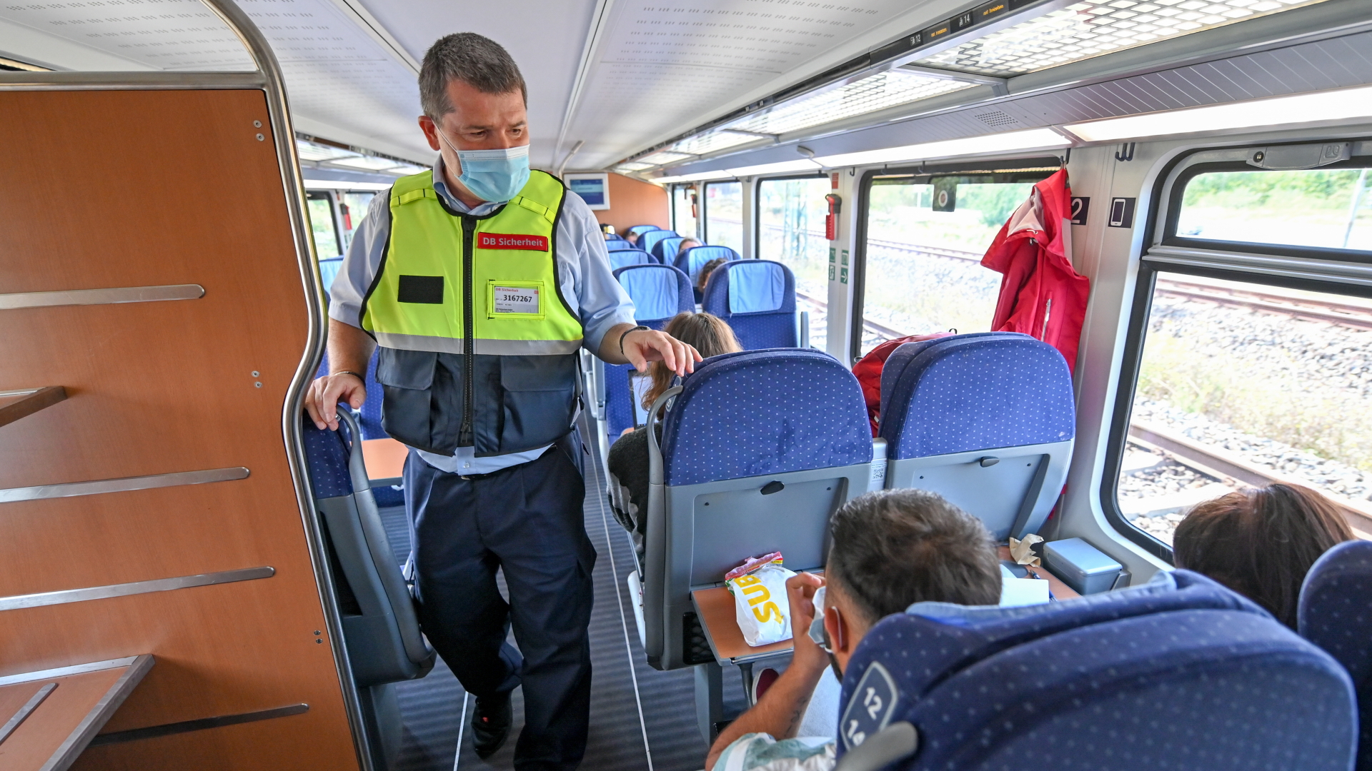 Ein Mitglied des sogenannten Präventionsteams der Deutschen Bahn kontrolliert in einem Zug. | dpa