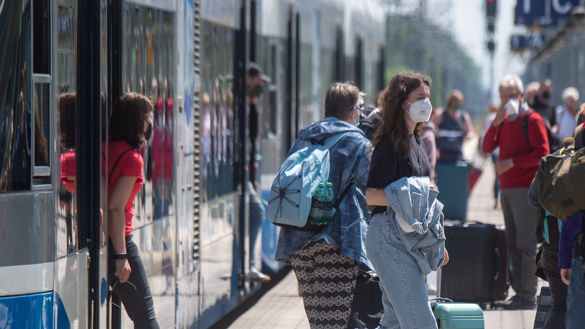 Reisende mit Maske steigen in einen Regionalzug. | dpa