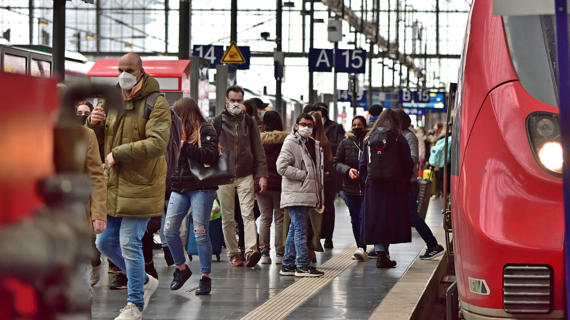 Zu- und aussteigende Fahrgäste am Frankfurter Hauptbahnhof.