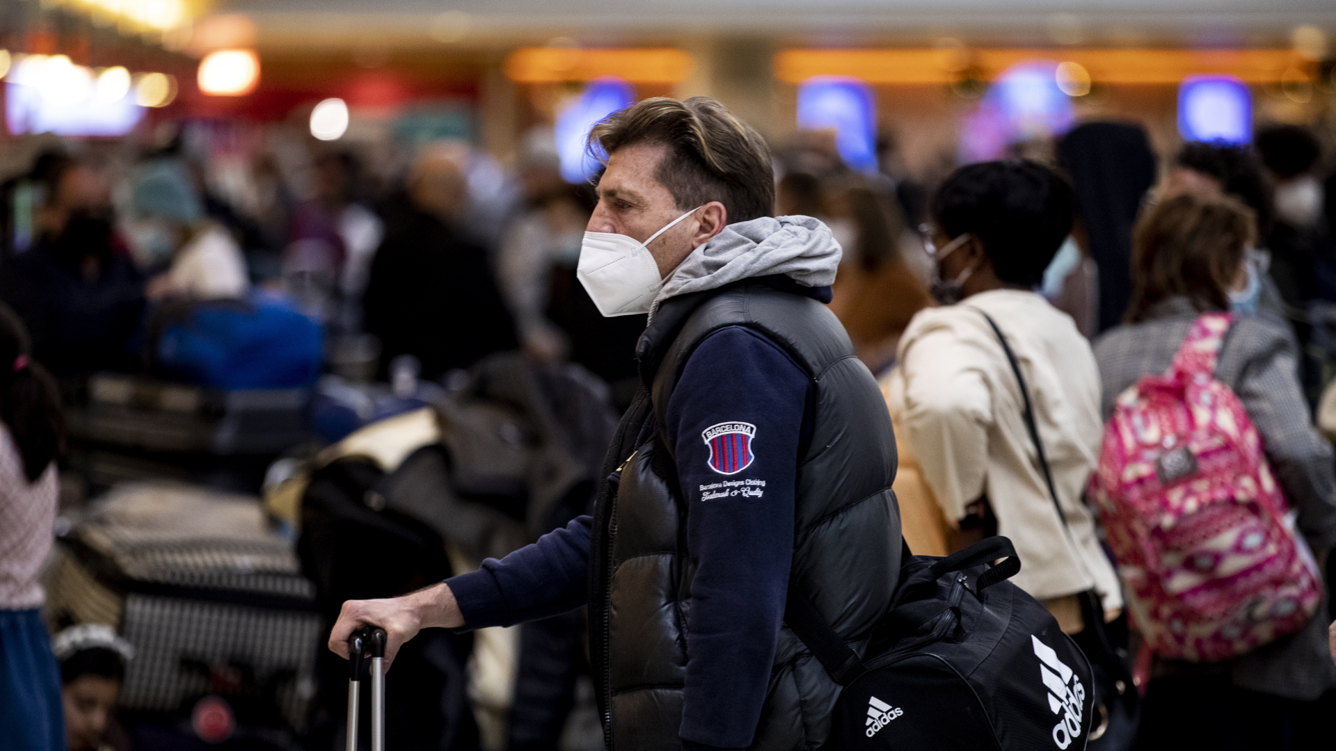 Ein Reisender in den USA trägt eine Maske. | EPA