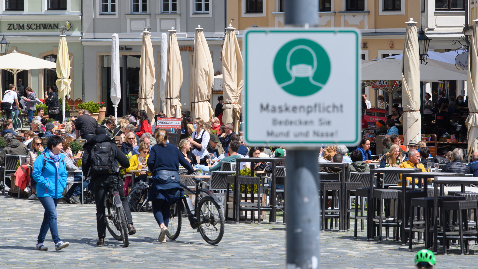 Ein Schild mit der Aufschrift Maskenpflicht in der  Innenstadt von Dresden | dpa