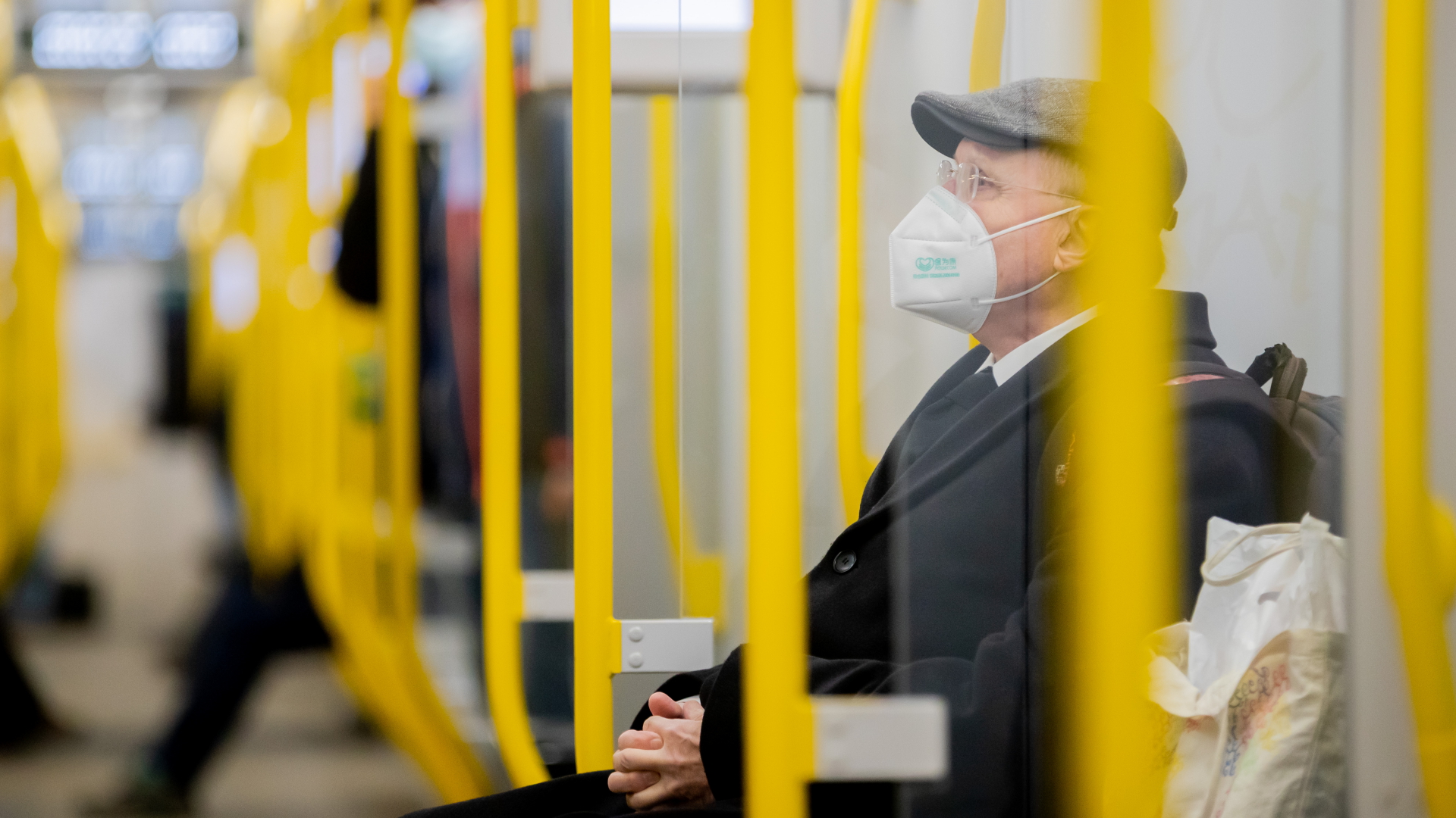 Mann mit einer FFP2-Maske sitzt in einer U-Bahn | dpa