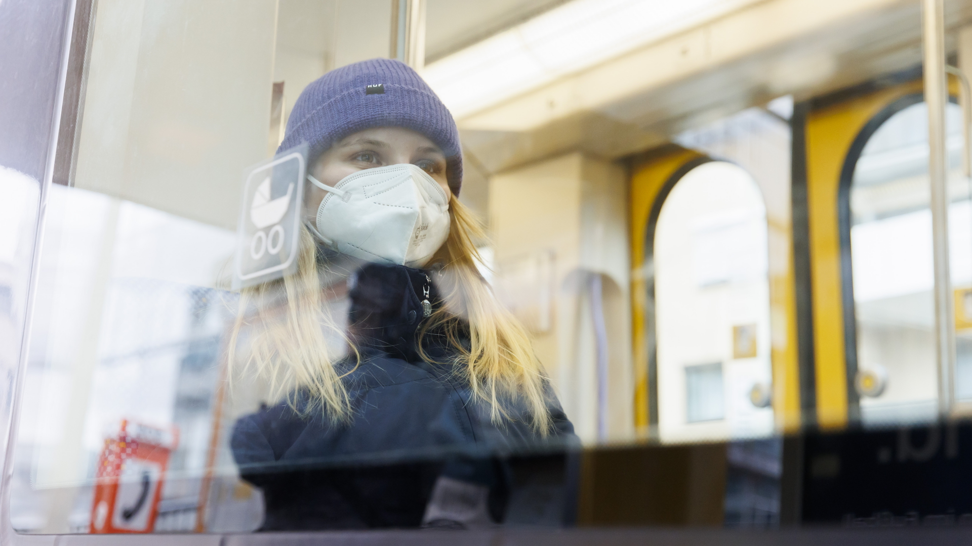 Eine Frau sitzt in Stuttgart mit FFP2-Maske in einer Bahn.