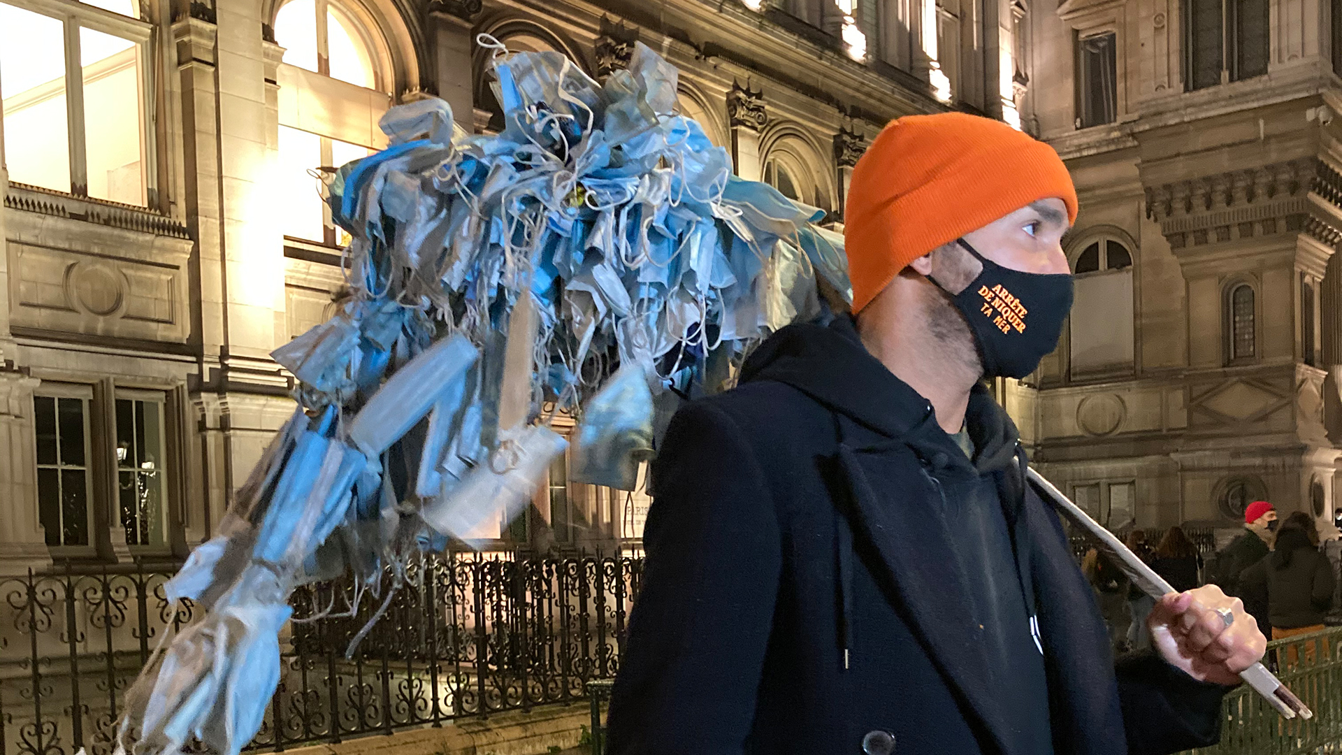 Maskensammler Fréderic in Paris | ARD Paris