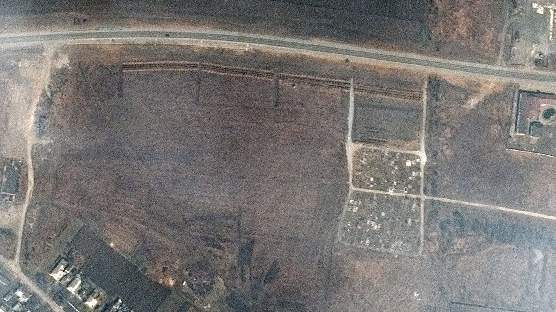 Ein von Maxar Technologies zur Verfügung gestelltes Satellitenbild soll eine Massengrabstelle neben einem bestehenden Dorffriedhof am nordwestlichen Rand von Manhush, etwa 20 Kilometer westlich von Mariupo zeigen | EPA