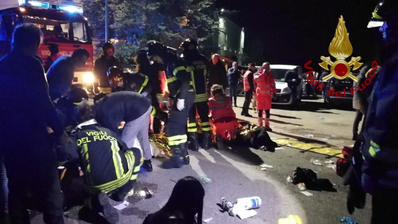 Rettungskräfte kümmern sich um Verletzte bei der Massenpanik | Bildquelle: REUTERS