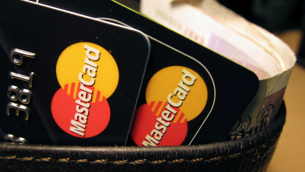 Kreditkarten mit Mastercard-Logo | REUTERS
