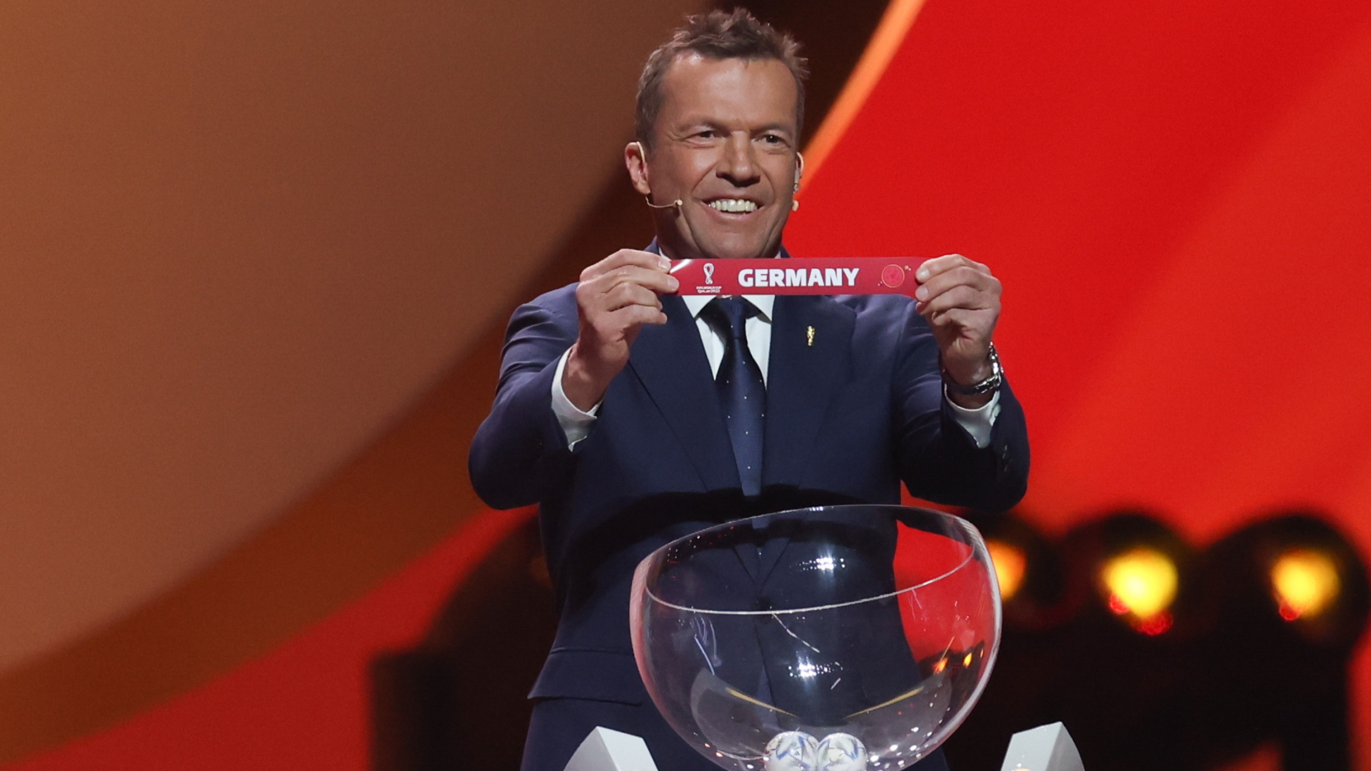 Lothar Matthäus hält das Los von Deutschland bei der Auslosung der WM-Gruppen in den Händen. | dpa