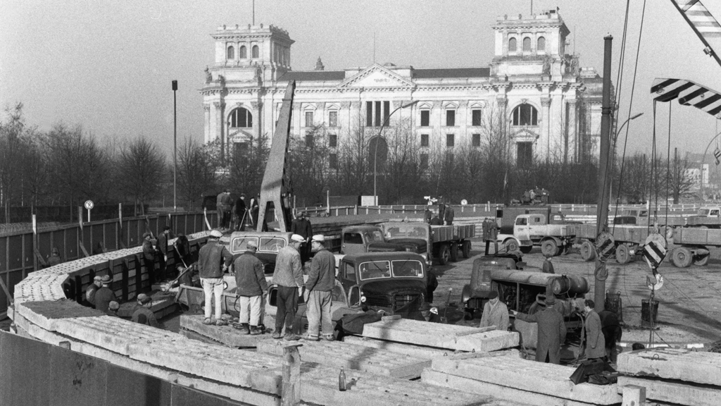 Errichtung der Mauer zwischen Brandenburger Tor und Reichstagsgebäude | picture-alliance / akg-images