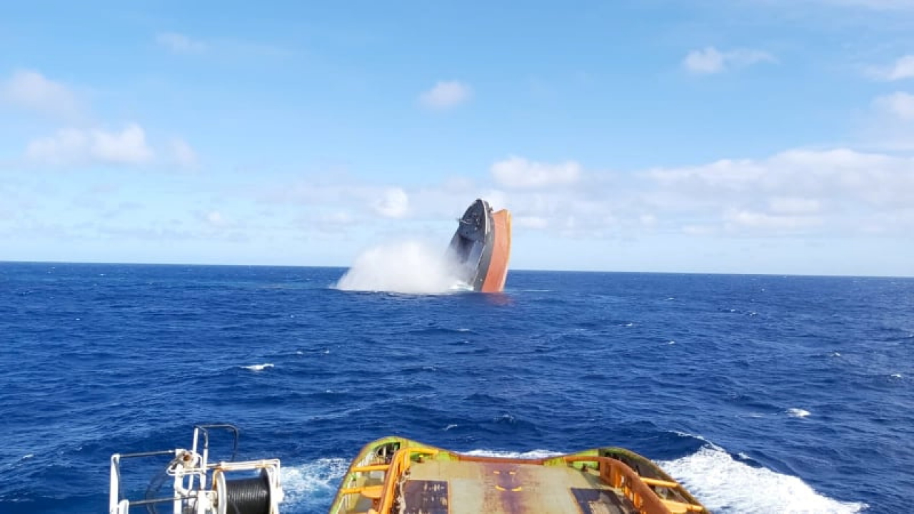 Ein Teil des verunglückten Frachters "Wakashio" vor Mauritius wird im Meer versenkt. | via REUTERS