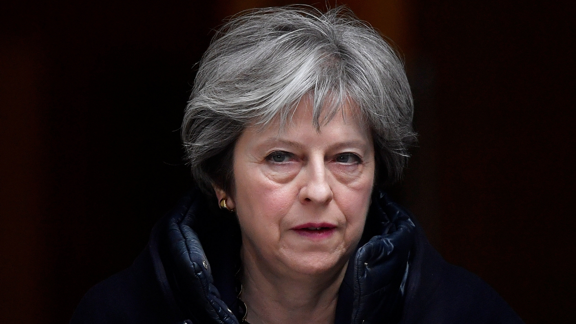 Premierministerin Theresa May auf dem Weg ins Parlament. | REUTERS