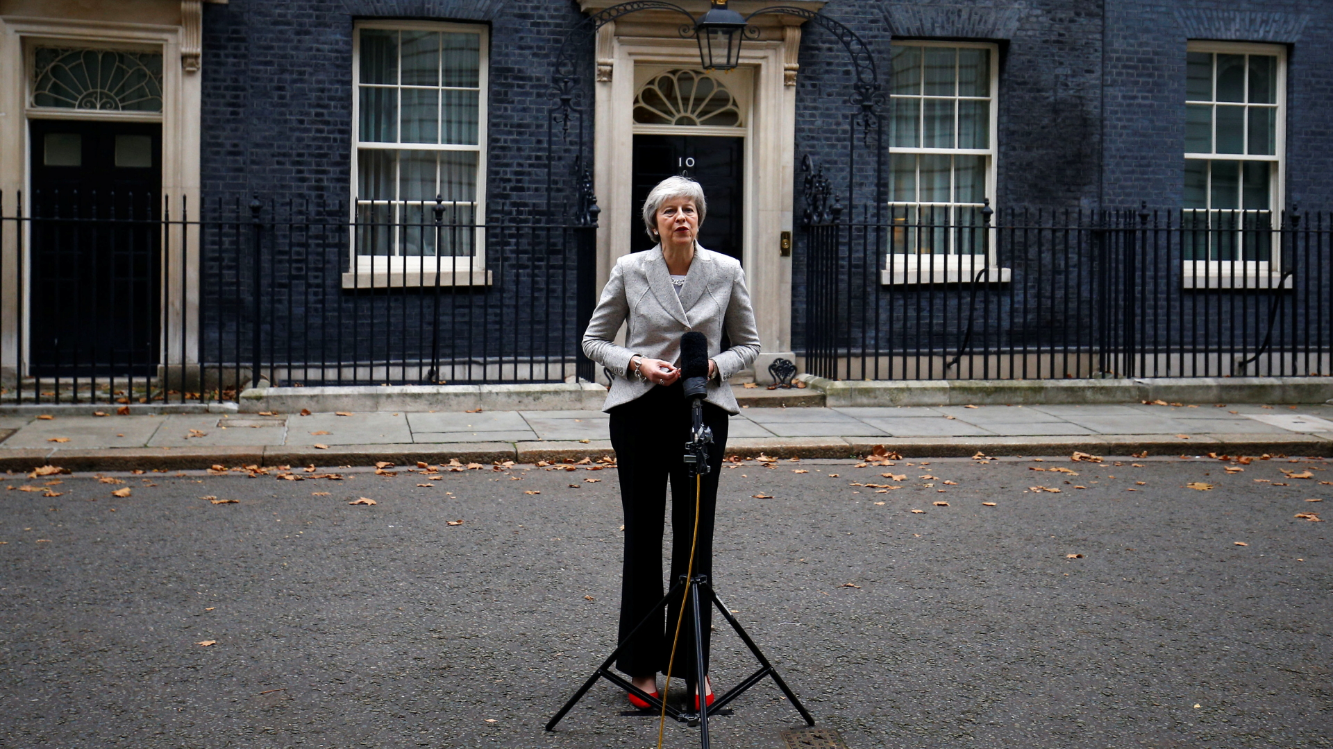 Theresa May vor der Downing Street 10 | Bildquelle: REUTERS