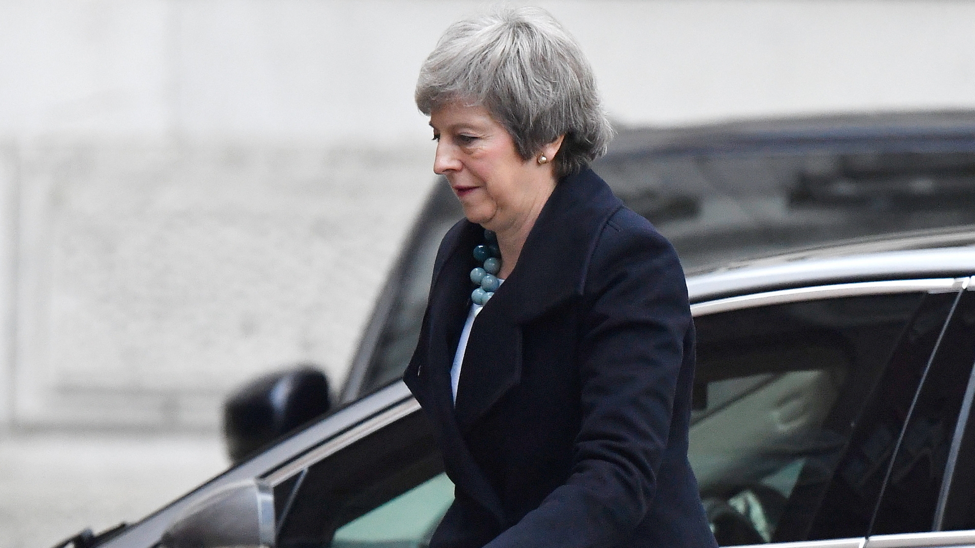 Die britische Premierministerin Theresa May in der Downing Street. | Bildquelle: REUTERS