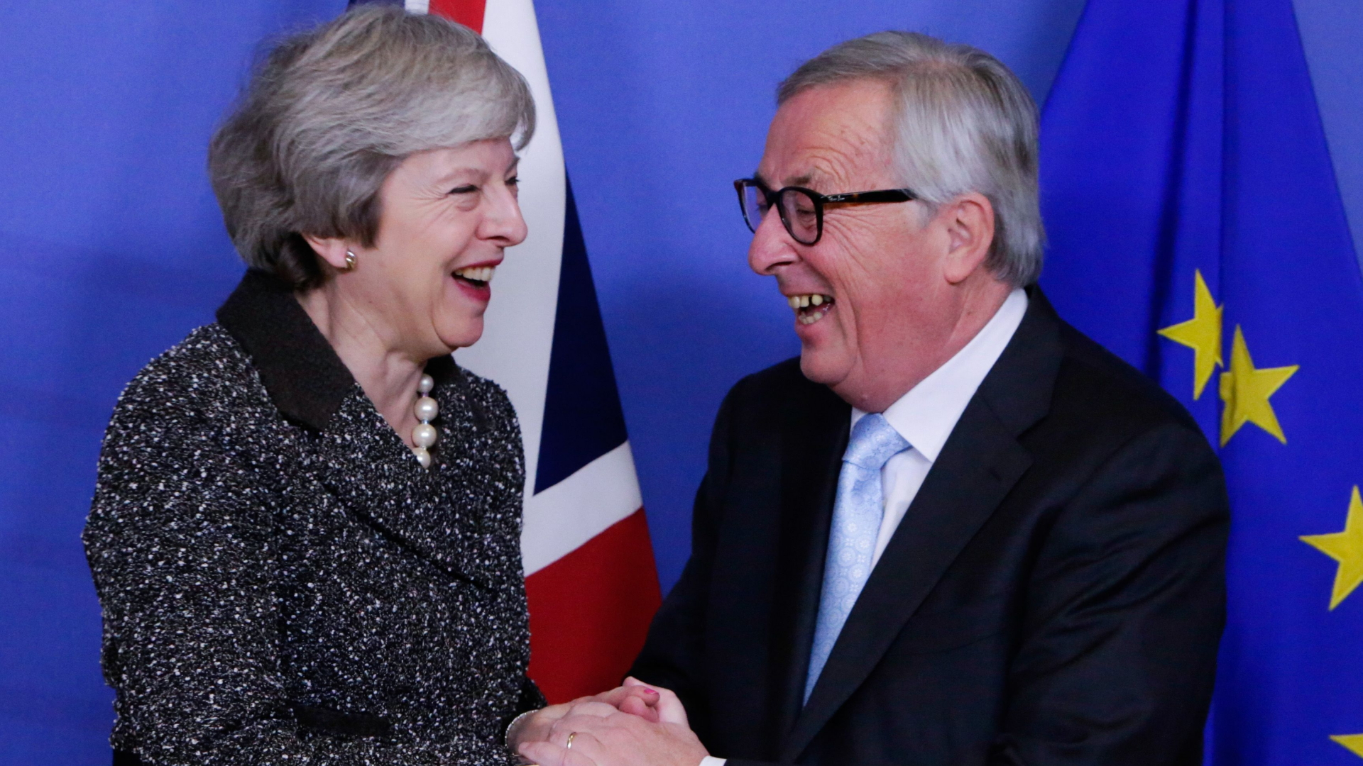 May und Juncker lachen bei Fototermin | Bildquelle: AFP