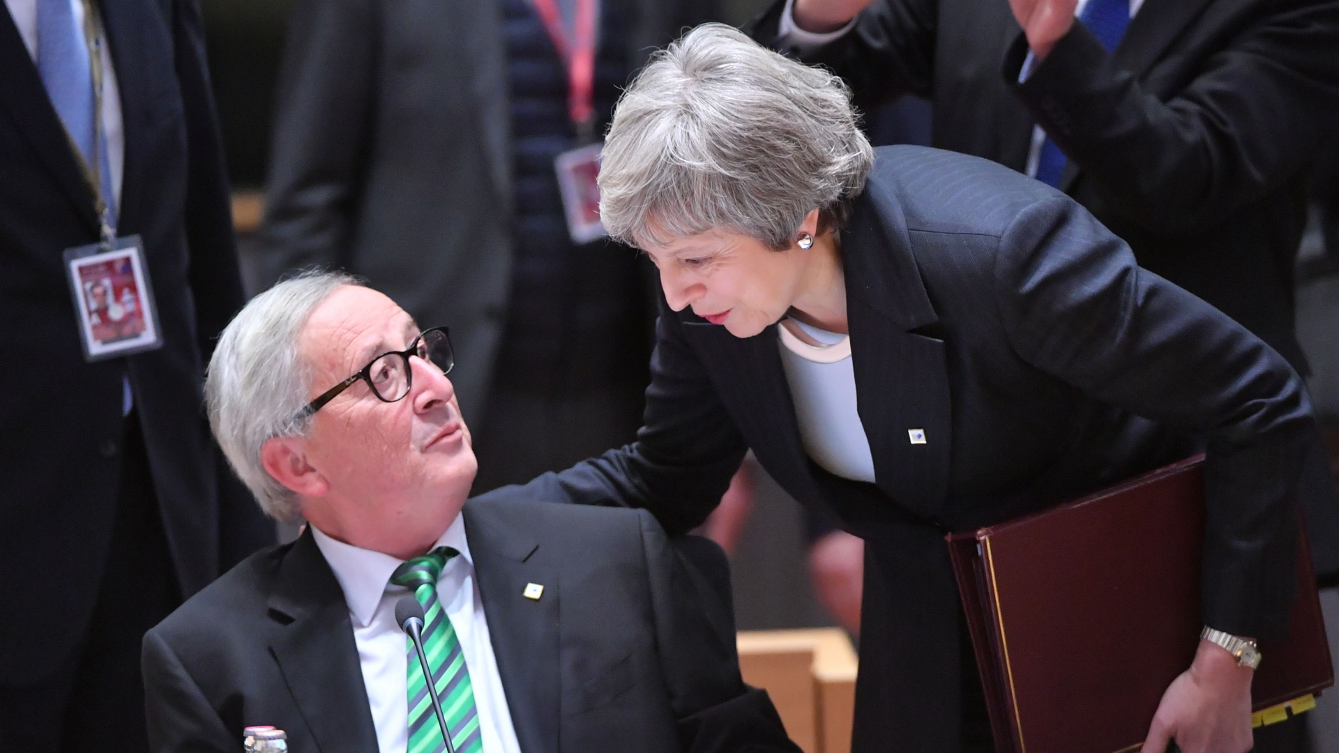 Jean Claude Juncker und Theresa May | AFP