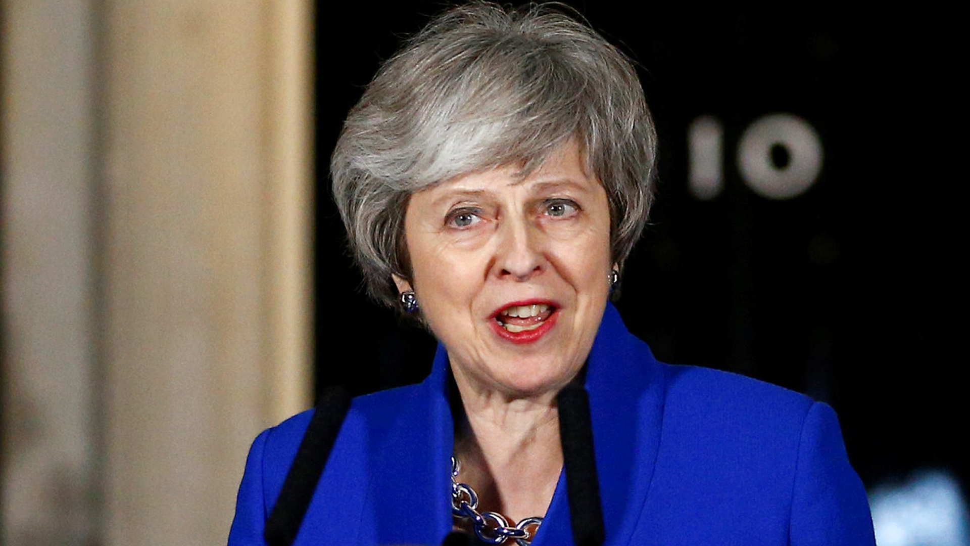 Theresa May hält eine kurze Rede vor dem Regierungssitz in London