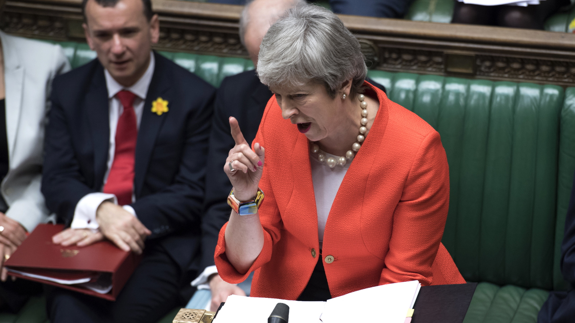 Das vom UK Parliament zur Verfügung gestellte Foto zeigt Theresa May gestikulierend im Parlament.  | dpa