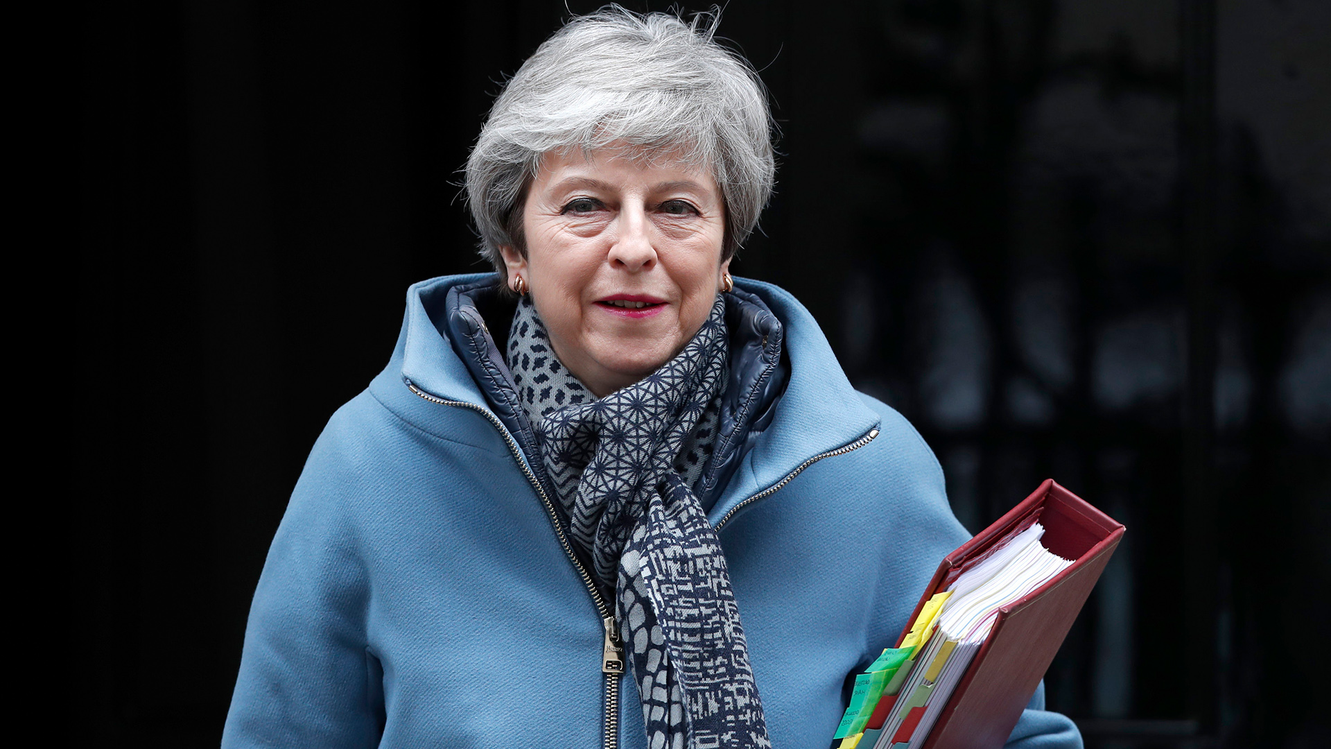 Die britische Premierministerin Theresa May verlässt die 10 Downing Street, um an den wöchentlichen Fragen ihrer Premierministerin im Unterhaus in London teilzunehmen | AP