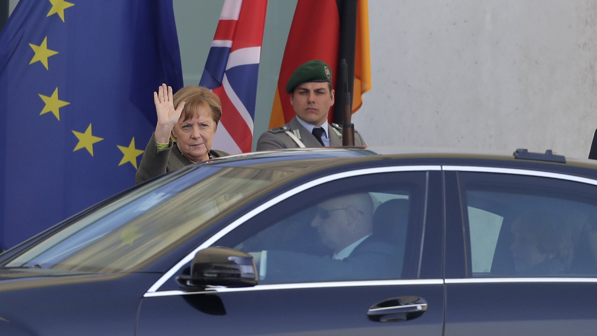Angela Merkel winkt zum Abschied Premierministerin Theresa May zu, | AP