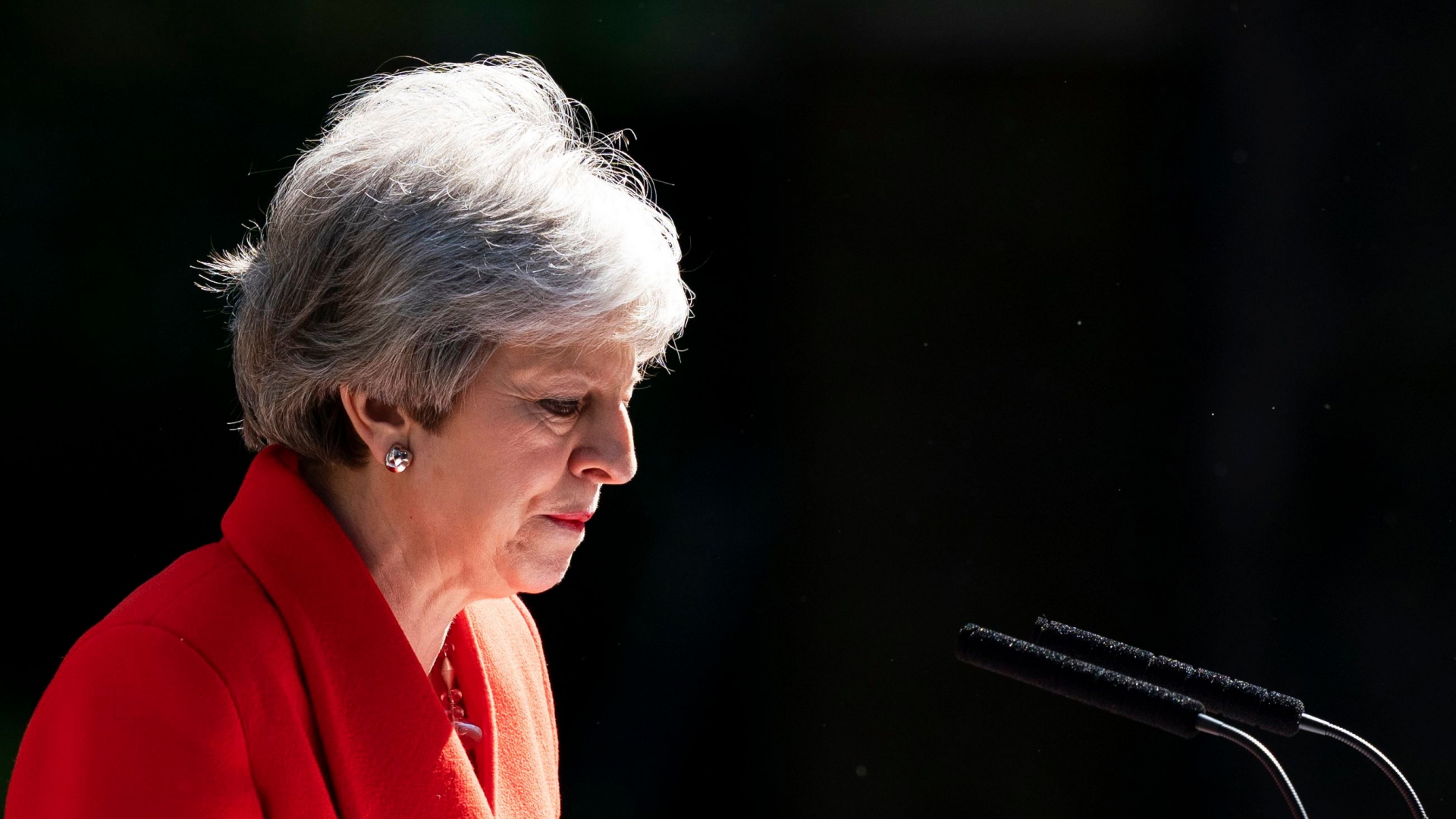 Die britische Premierministerin Theresa May blickt nach unten. | WILL OLIVER/EPA-EFE/REX