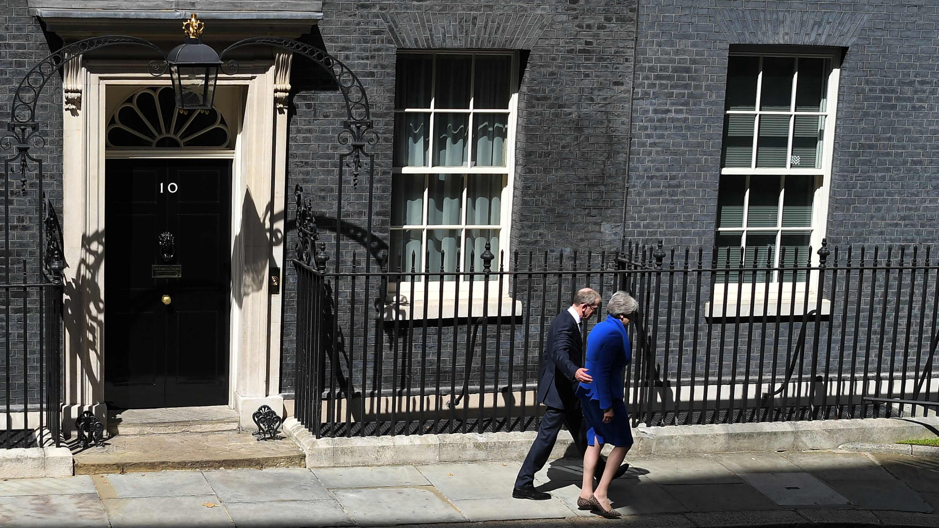 Theresa May und ihr Ehemann verlassen Downing Street No 10.