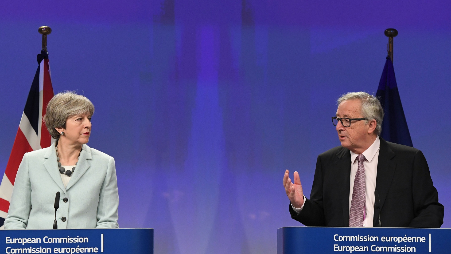 May und Juncker verkünden Durchbruch beim Brexit | AFP