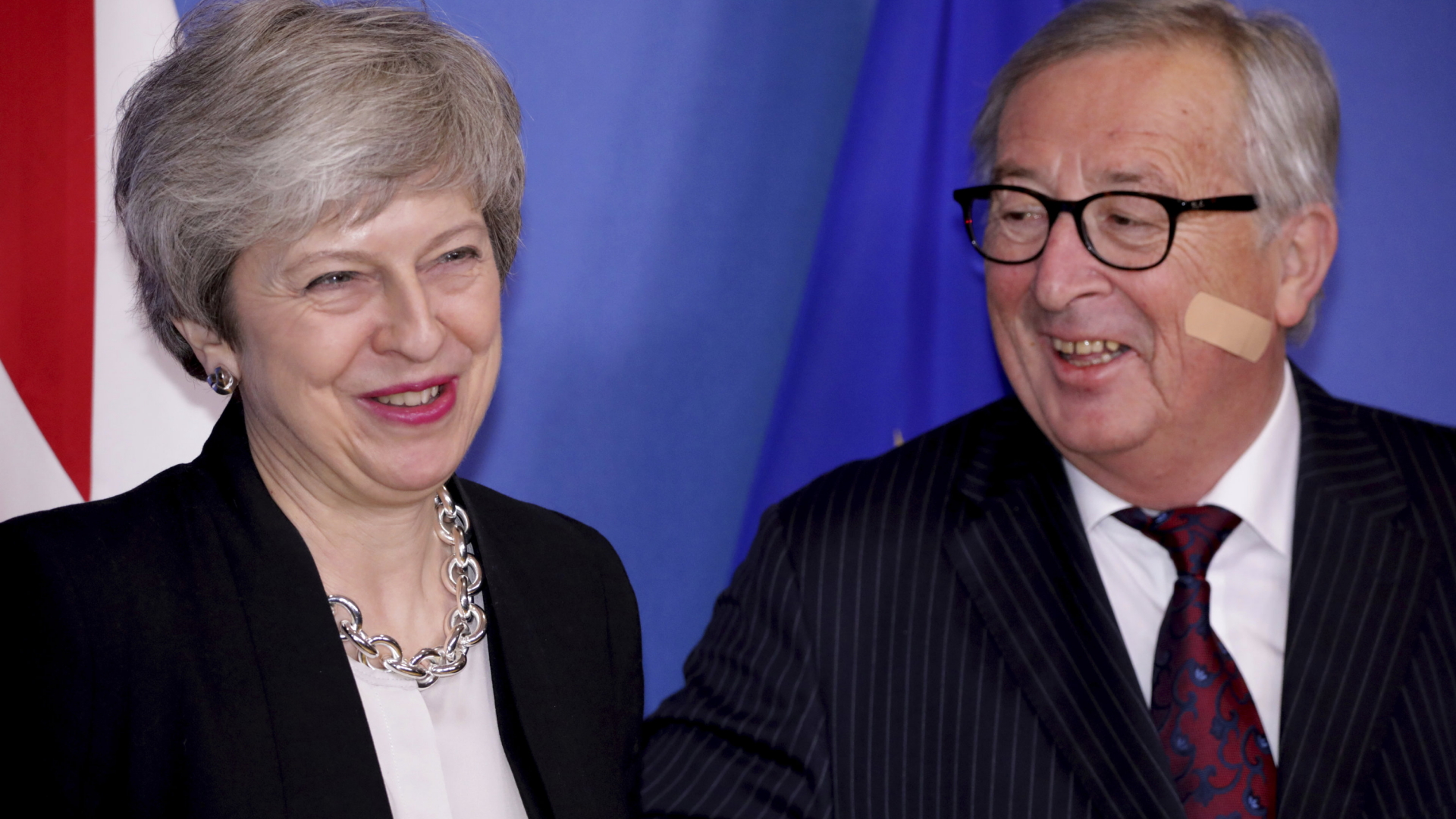 EU-Kommissionspräsident Jean-Claude Juncker begrüßt die britische Premierministerin Theresa May in Brüssel. | dpa