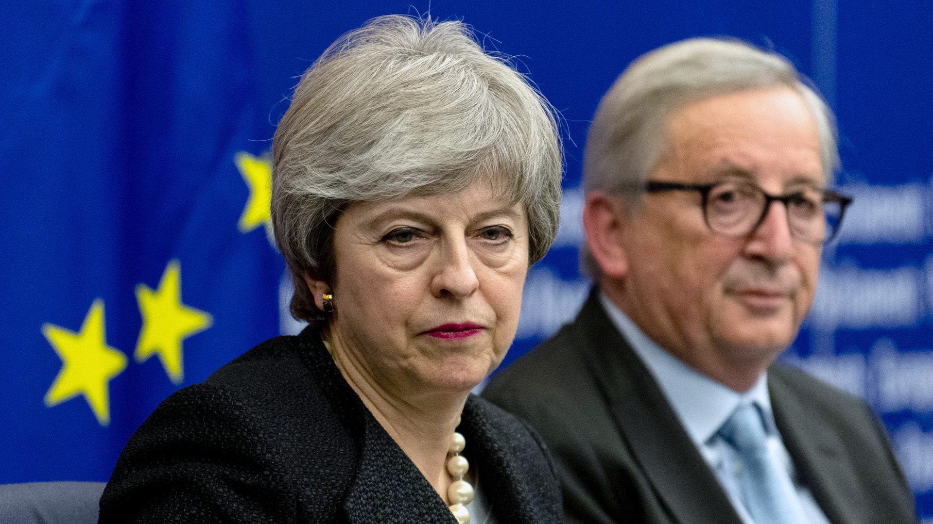Großbritanniens Premierministerin May und EU-Kommissionspräsident Juncker sitzen nebeneinander bei einer gemeinsamen Pressekonferenz