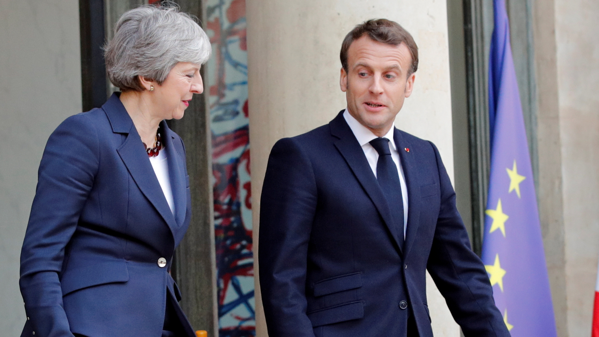 Theresa May und Emmanuel Macron in Paris | REUTERS