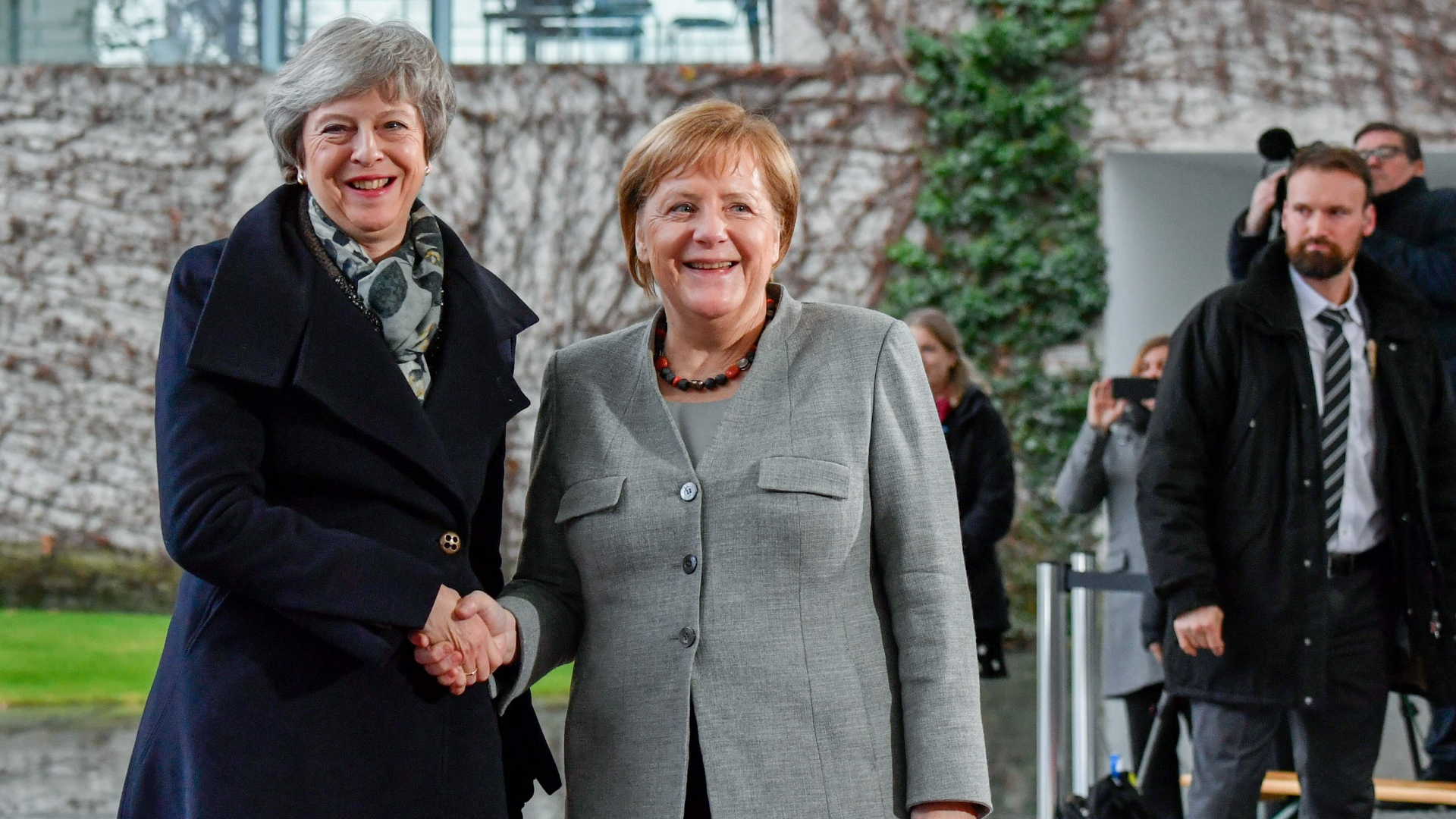 Bundeskanzlerin Angela Merkel und die britische Premierministerin May schütteln sich in Berlin die Hände. | AFP